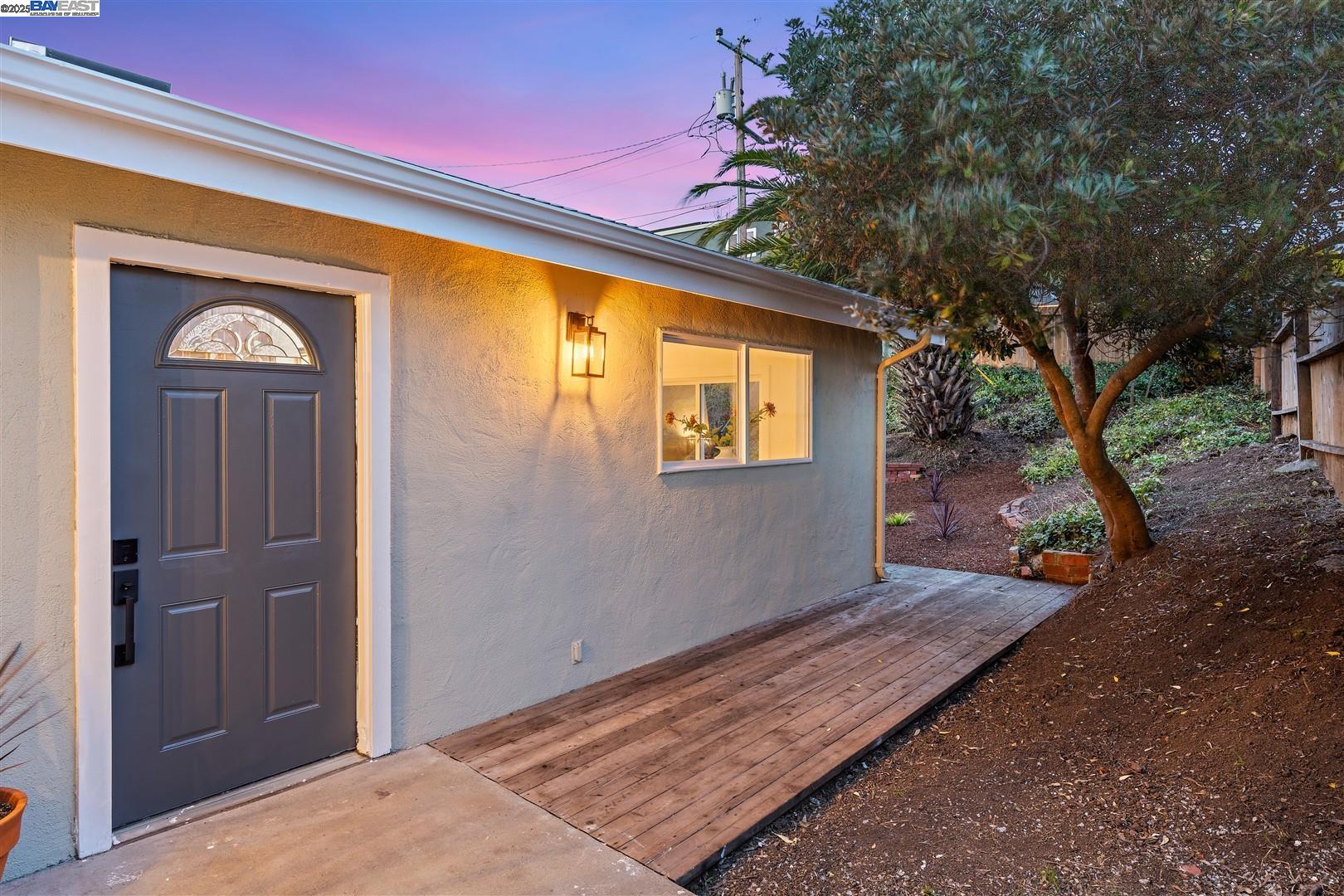 Detail Gallery Image 31 of 51 For 121 Beachview Ave, Pacifica,  CA 94044 - 4 Beds | 2/1 Baths