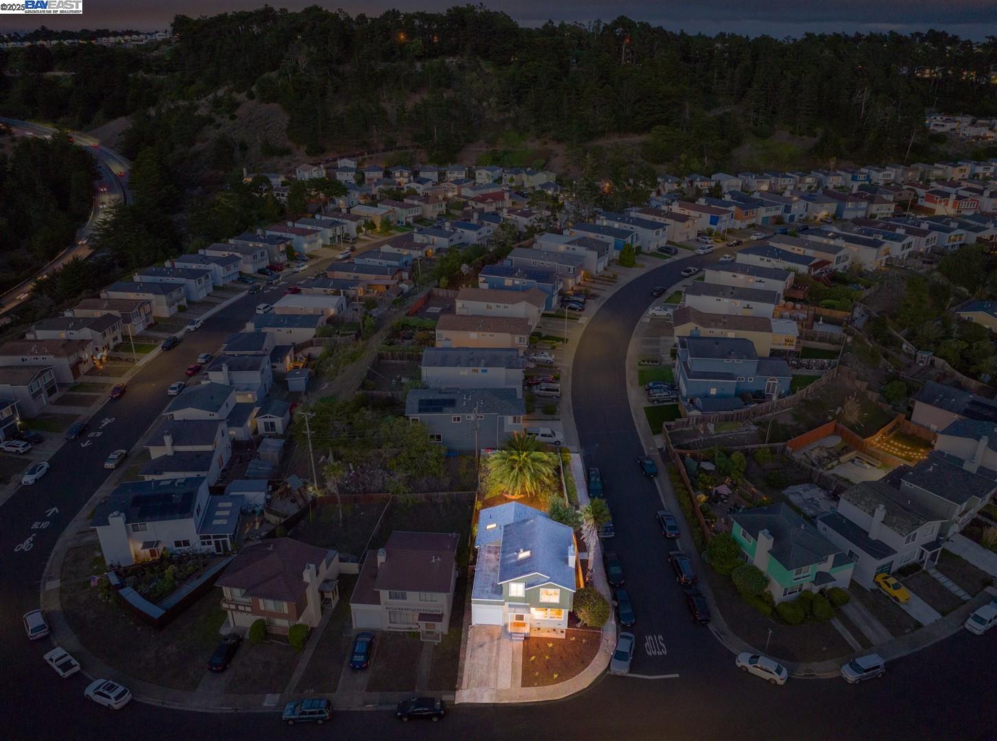 Detail Gallery Image 36 of 51 For 121 Beachview Ave, Pacifica,  CA 94044 - 4 Beds | 2/1 Baths