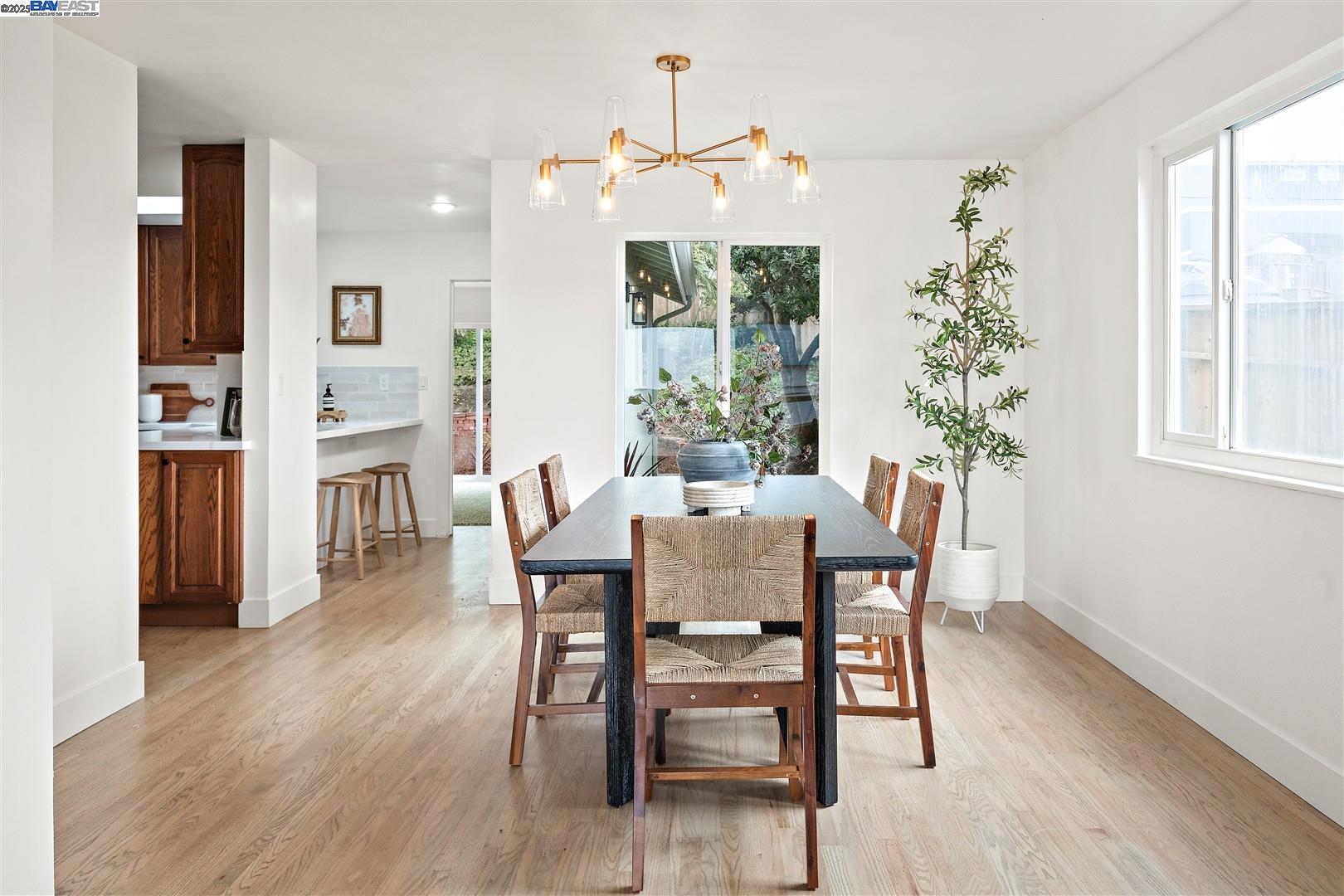 Detail Gallery Image 7 of 51 For 121 Beachview Ave, Pacifica,  CA 94044 - 4 Beds | 2/1 Baths