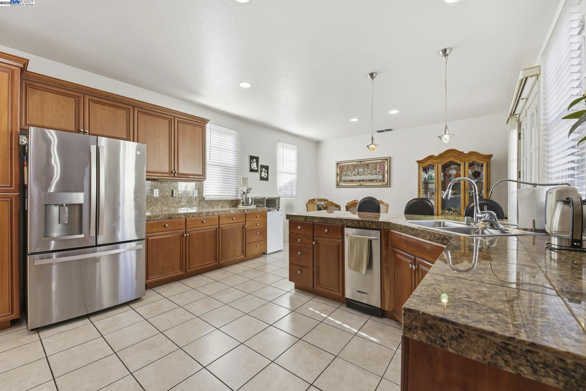 Detail Gallery Image 14 of 53 For 1136 Taraya Ter, Hercules,  CA 94547 - 4 Beds | 4/1 Baths