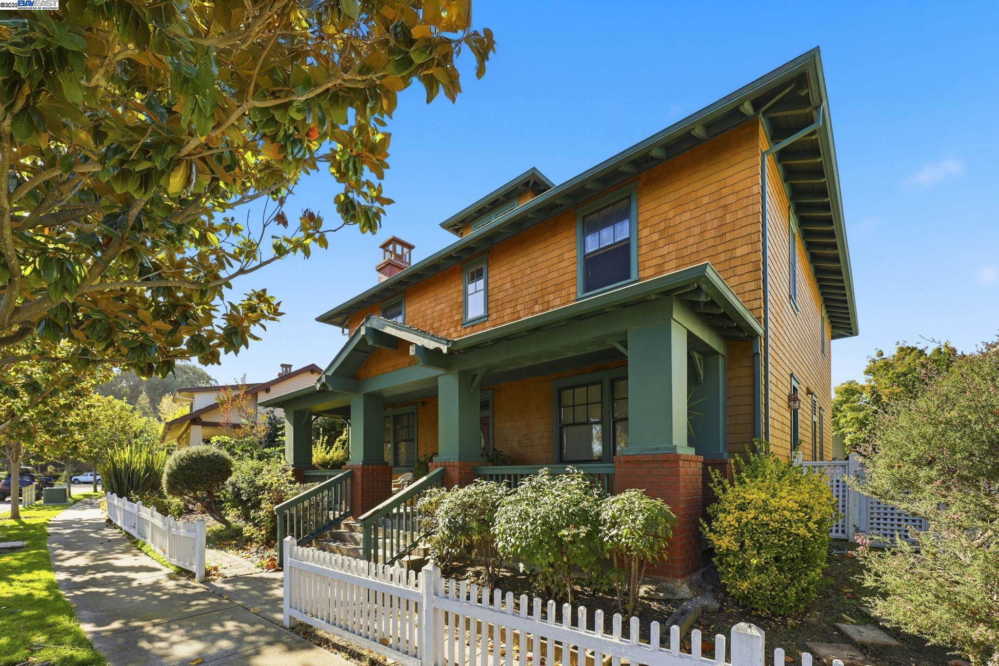 Detail Gallery Image 4 of 53 For 1136 Taraya Ter, Hercules,  CA 94547 - 4 Beds | 4/1 Baths