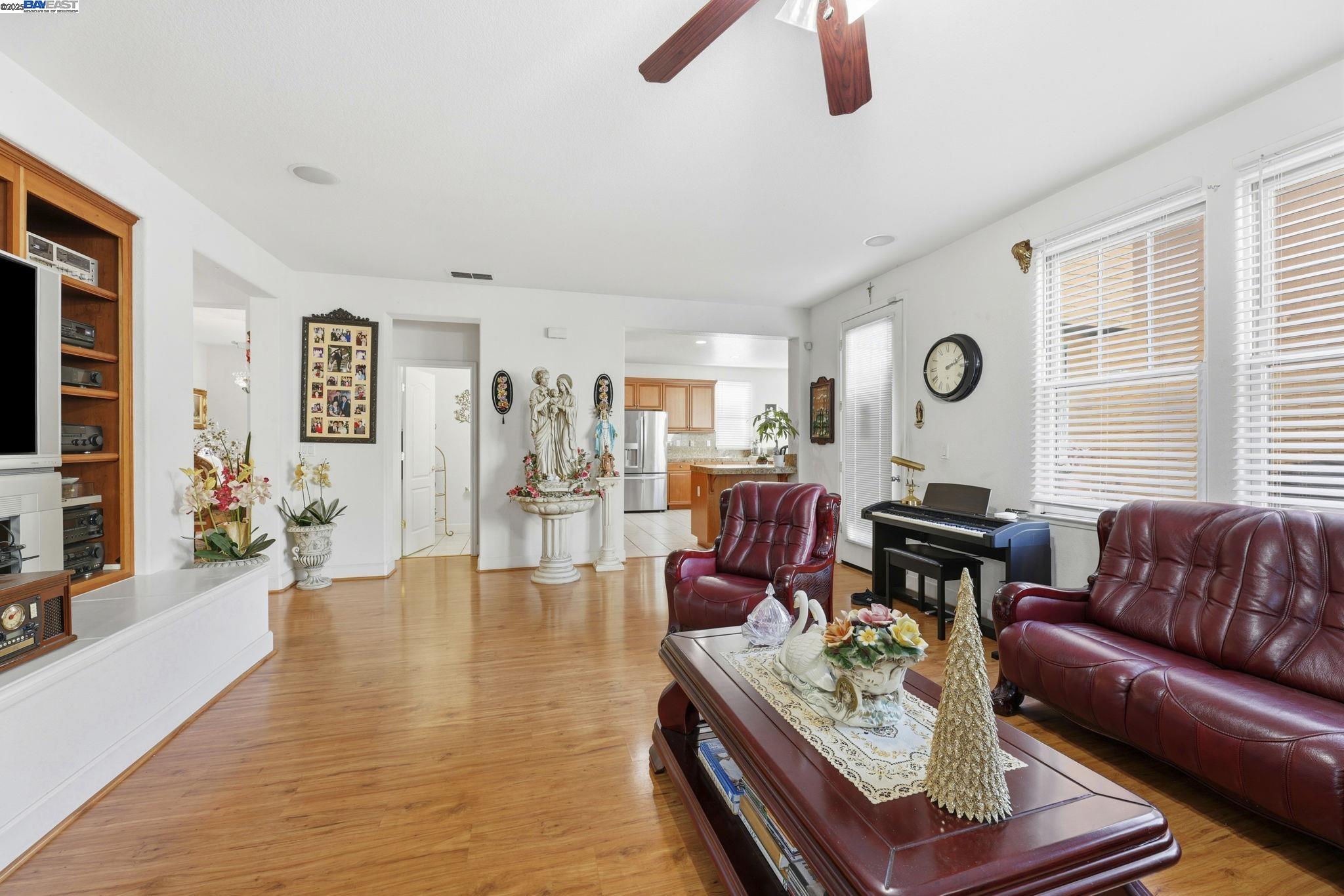 Detail Gallery Image 9 of 53 For 1136 Taraya Ter, Hercules,  CA 94547 - 4 Beds | 4/1 Baths