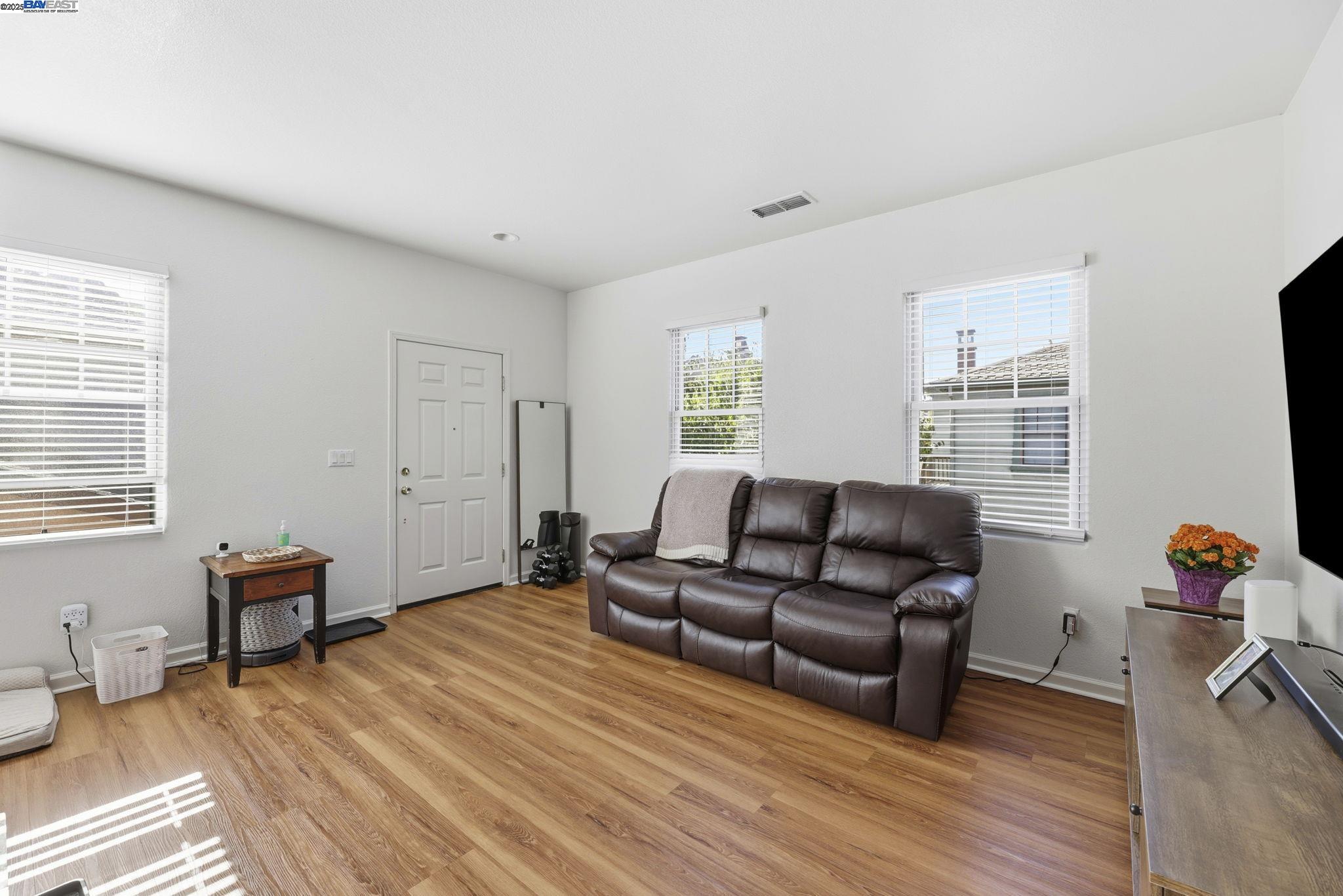 Detail Gallery Image 10 of 53 For 1136 Taraya Ter, Hercules,  CA 94547 - 4 Beds | 4/1 Baths