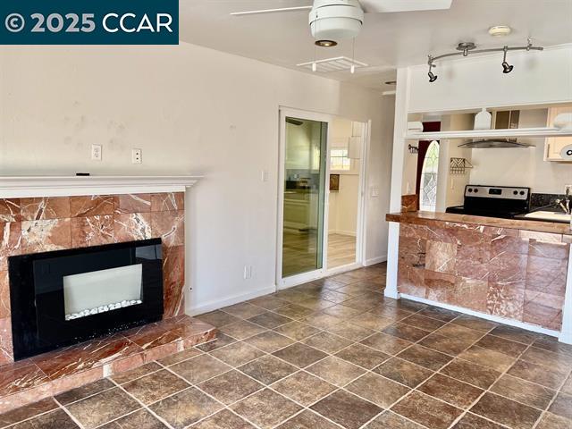 Detail Gallery Image 4 of 17 For 35.5 Kent Ct., Moraga,  CA 94556 - 2 Beds | 1 Baths