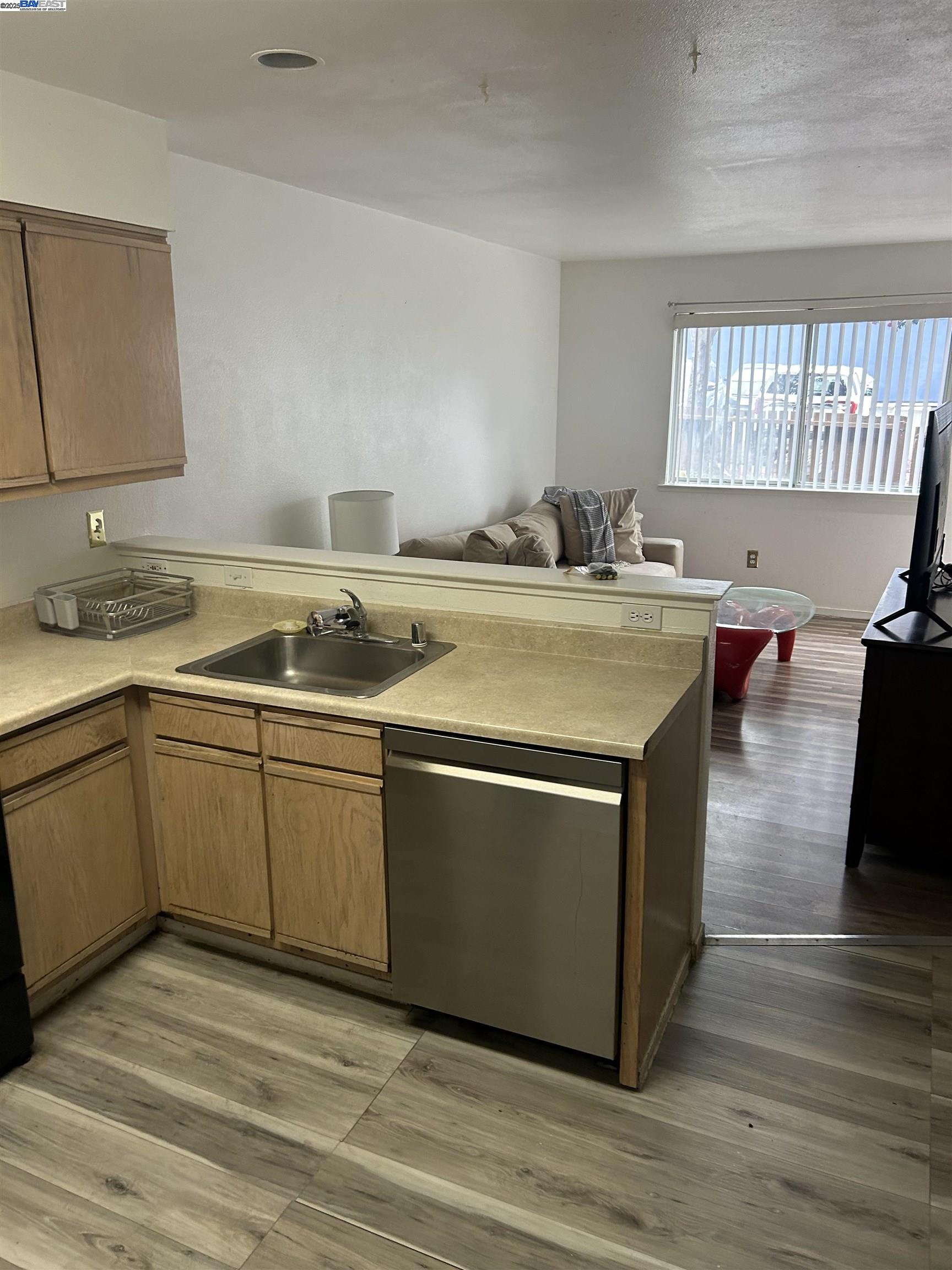 Detail Gallery Image 2 of 4 For 1830 Vicksburg Ave, Oakland,  CA 94601 - 3 Beds | 1/1 Baths