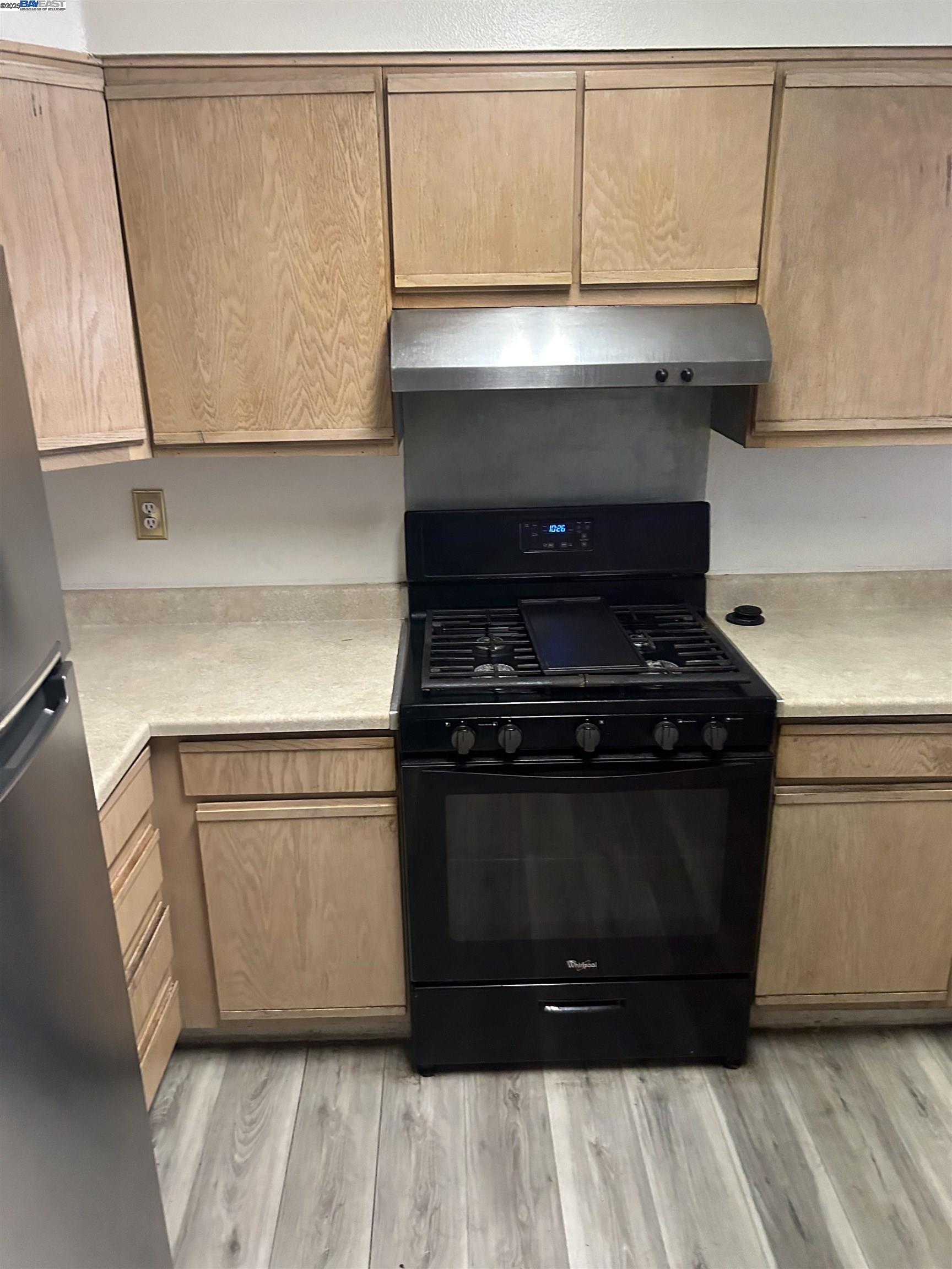 Detail Gallery Image 3 of 4 For 1830 Vicksburg Ave, Oakland,  CA 94601 - 3 Beds | 1/1 Baths