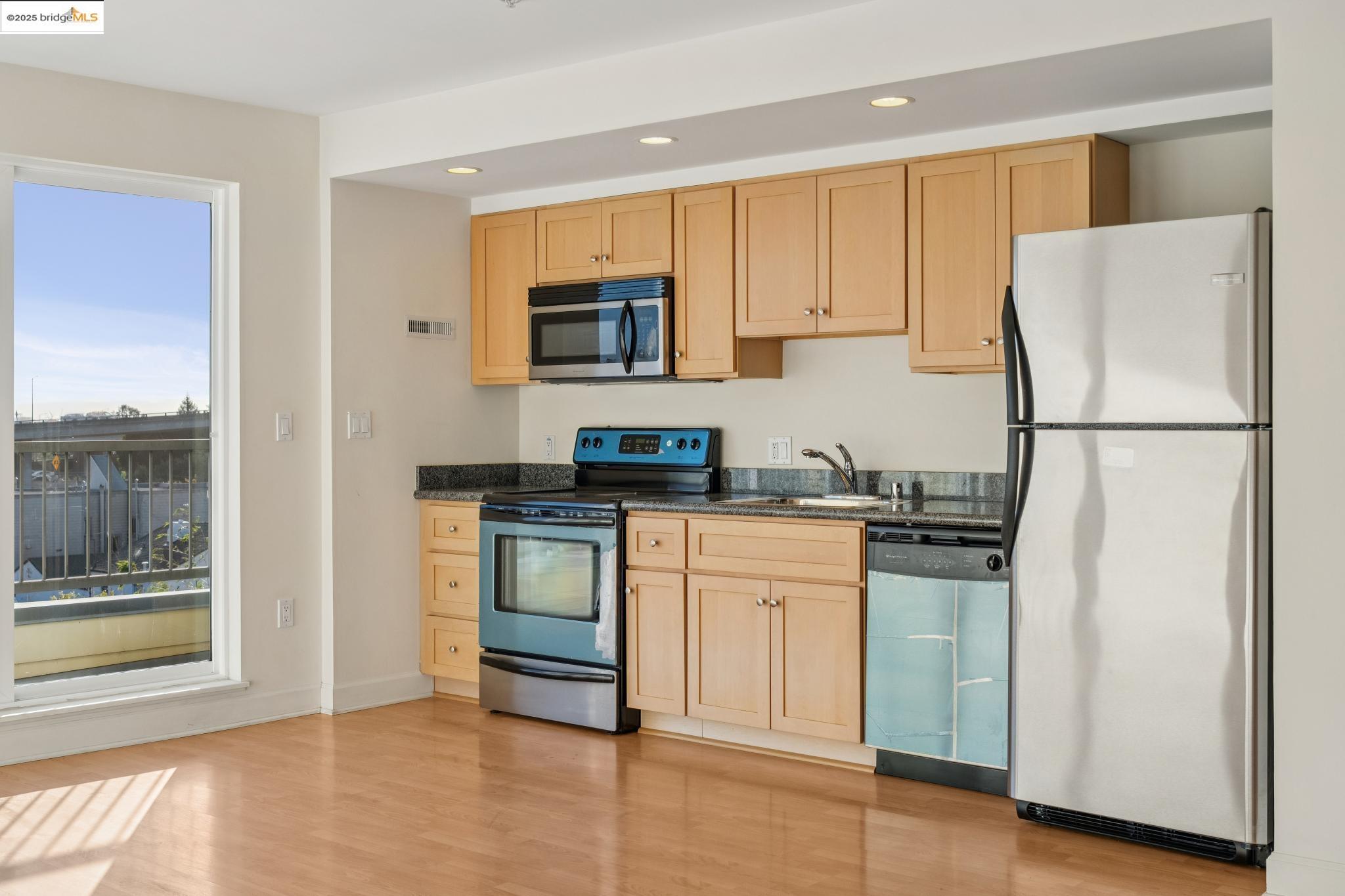 Detail Gallery Image 10 of 30 For 485 W Macarthur Blvd #407,  Oakland,  CA 94609 - 2 Beds | 1 Baths