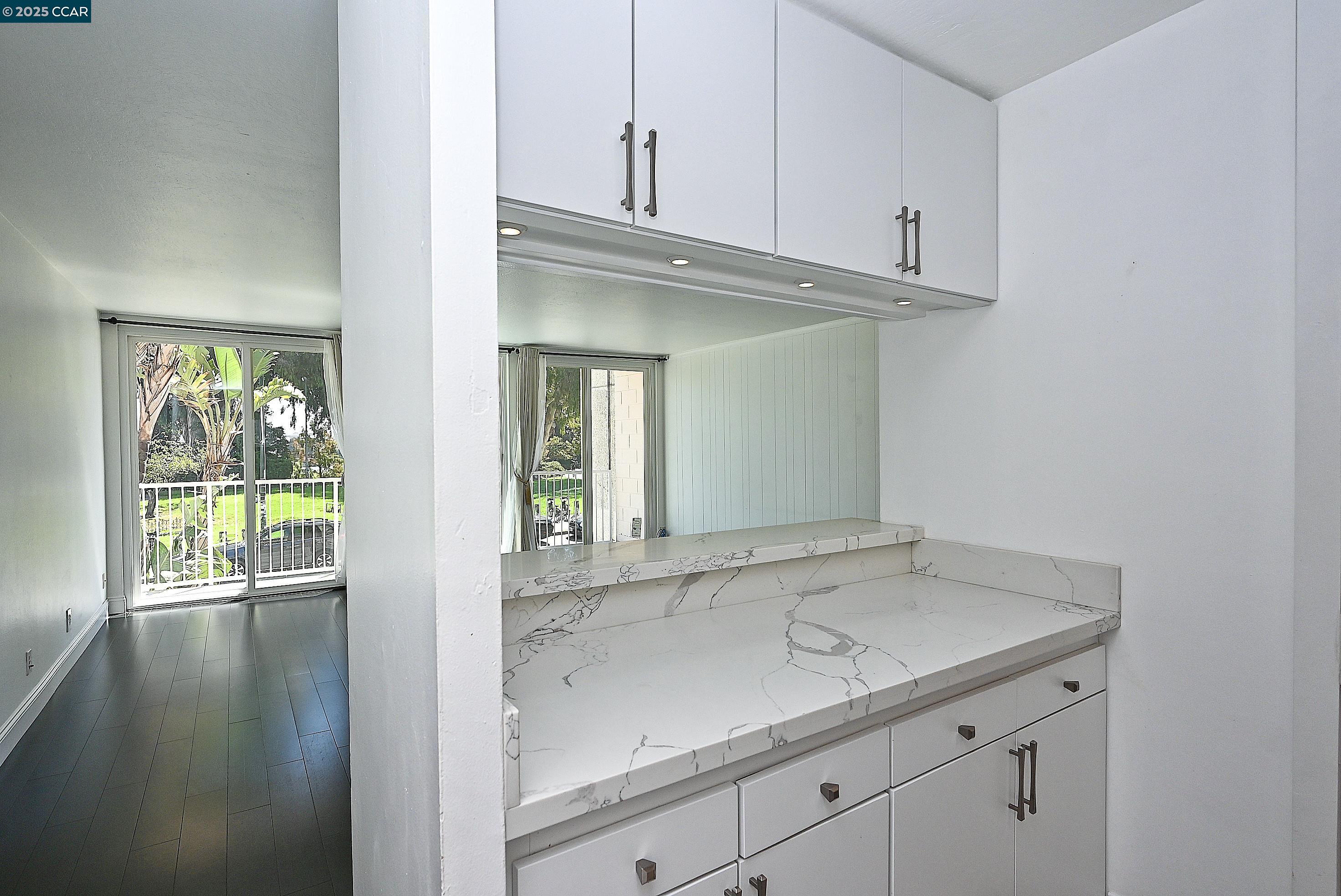 Detail Gallery Image 14 of 36 For 1425 Lakeside Drive #101,  Oakland,  CA 94612 - 2 Beds | 1 Baths