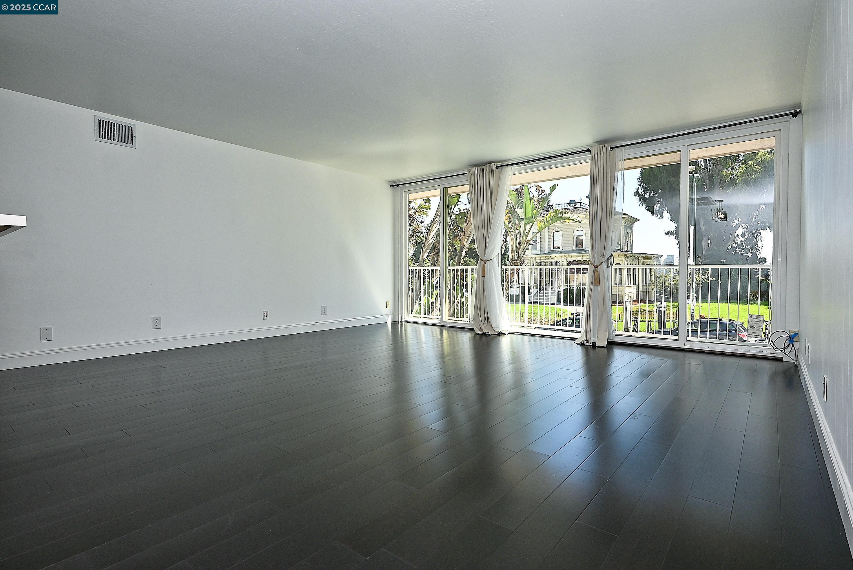 Detail Gallery Image 7 of 36 For 1425 Lakeside Drive #101,  Oakland,  CA 94612 - 2 Beds | 1 Baths