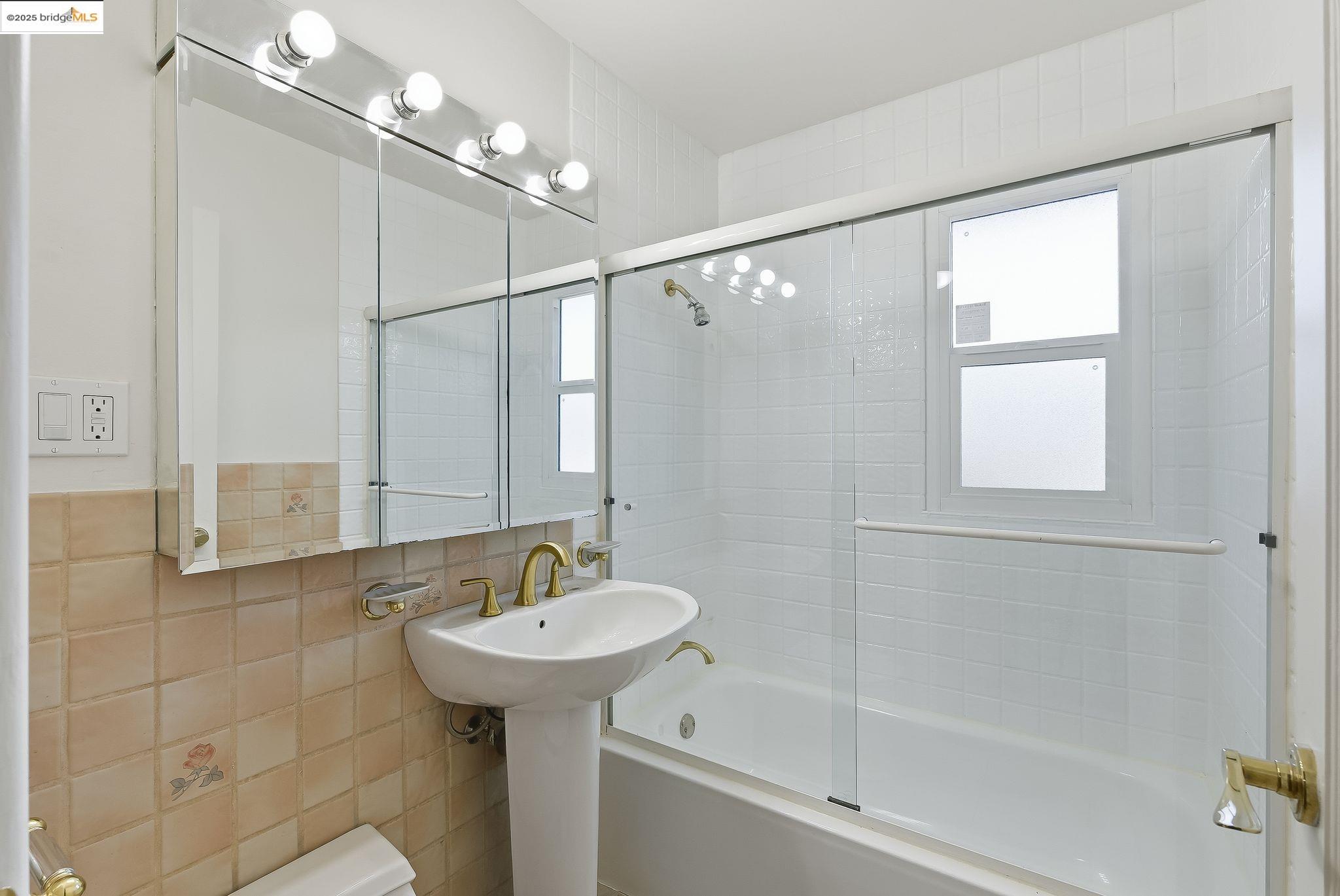 Detail Gallery Image 12 of 28 For 109 Cypress St. #C,  Alameda,  CA 94501 - 2 Beds | 1 Baths