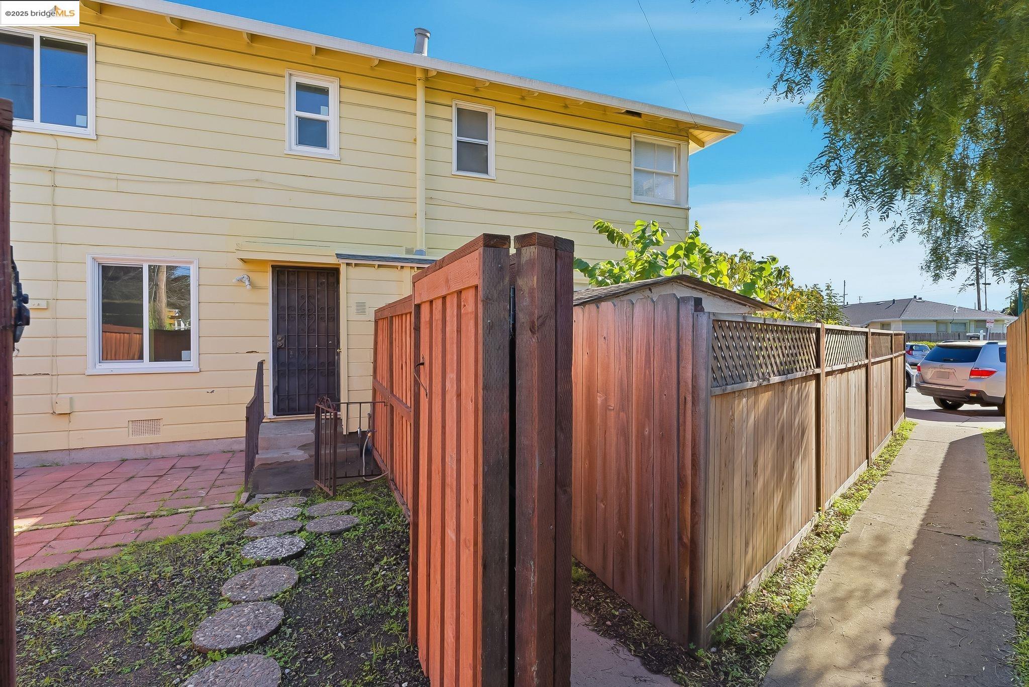 Detail Gallery Image 20 of 28 For 109 Cypress St. #C,  Alameda,  CA 94501 - 2 Beds | 1 Baths