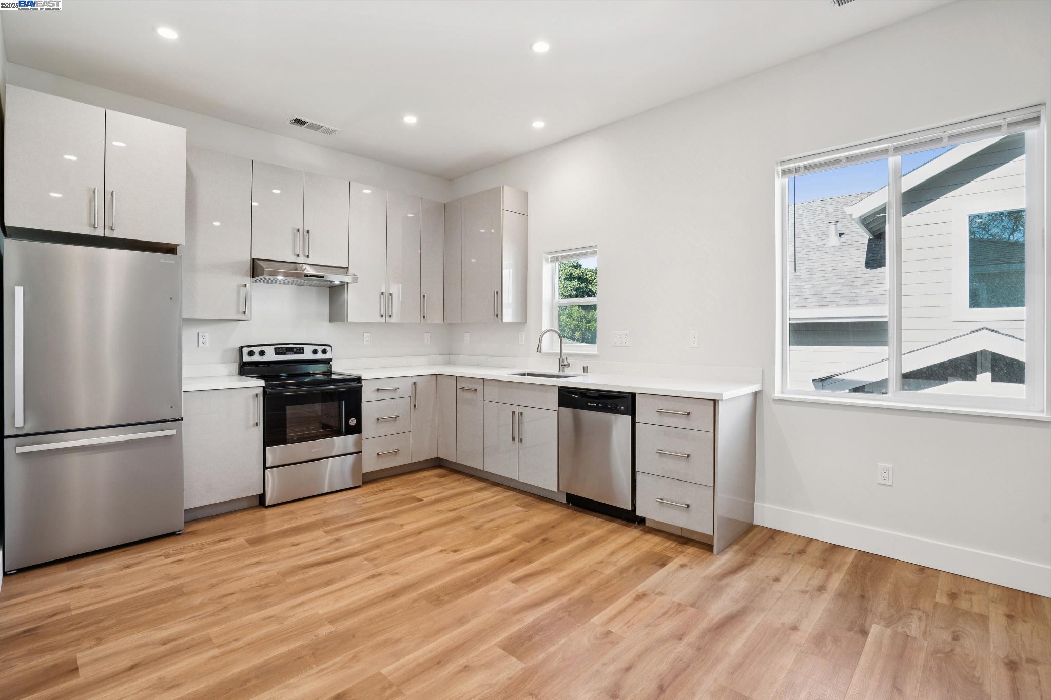 Detail Gallery Image 4 of 51 For 882 61st St, Oakland,  CA 94608 - – Beds | – Baths