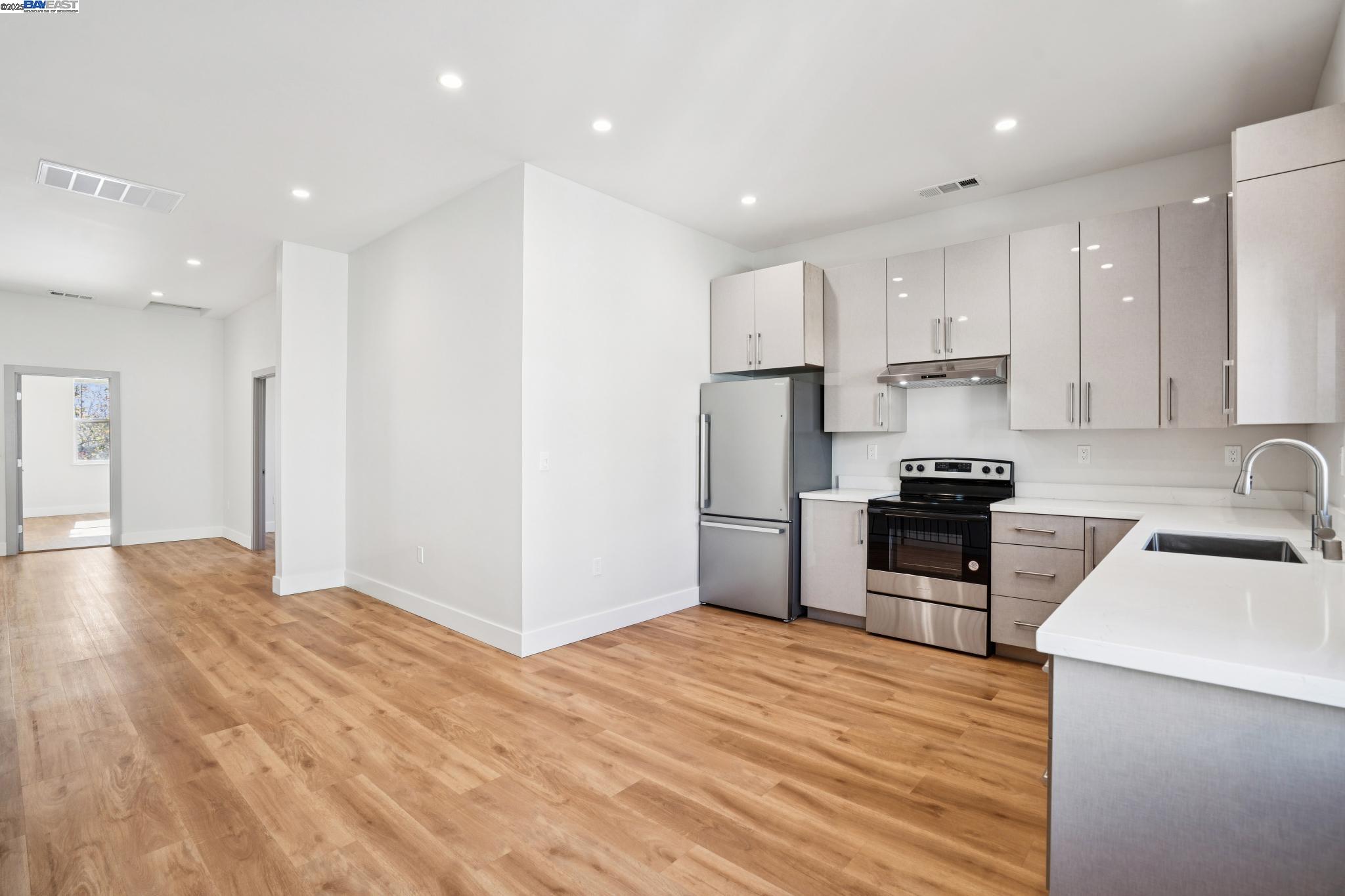 Detail Gallery Image 5 of 51 For 882 61st St, Oakland,  CA 94608 - – Beds | – Baths