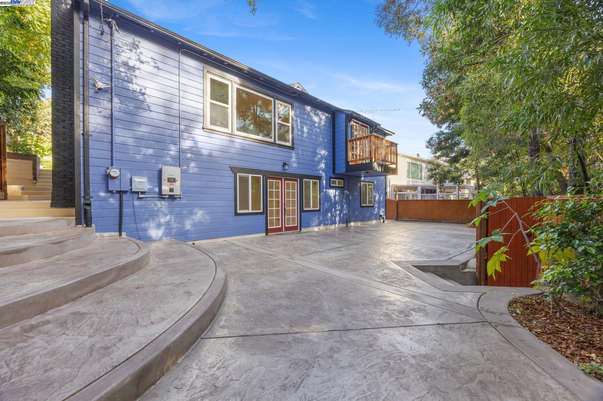 Detail Gallery Image 2 of 30 For 3449 Encina Way, Oakland,  CA 94605-4427 - 4 Beds | 2 Baths