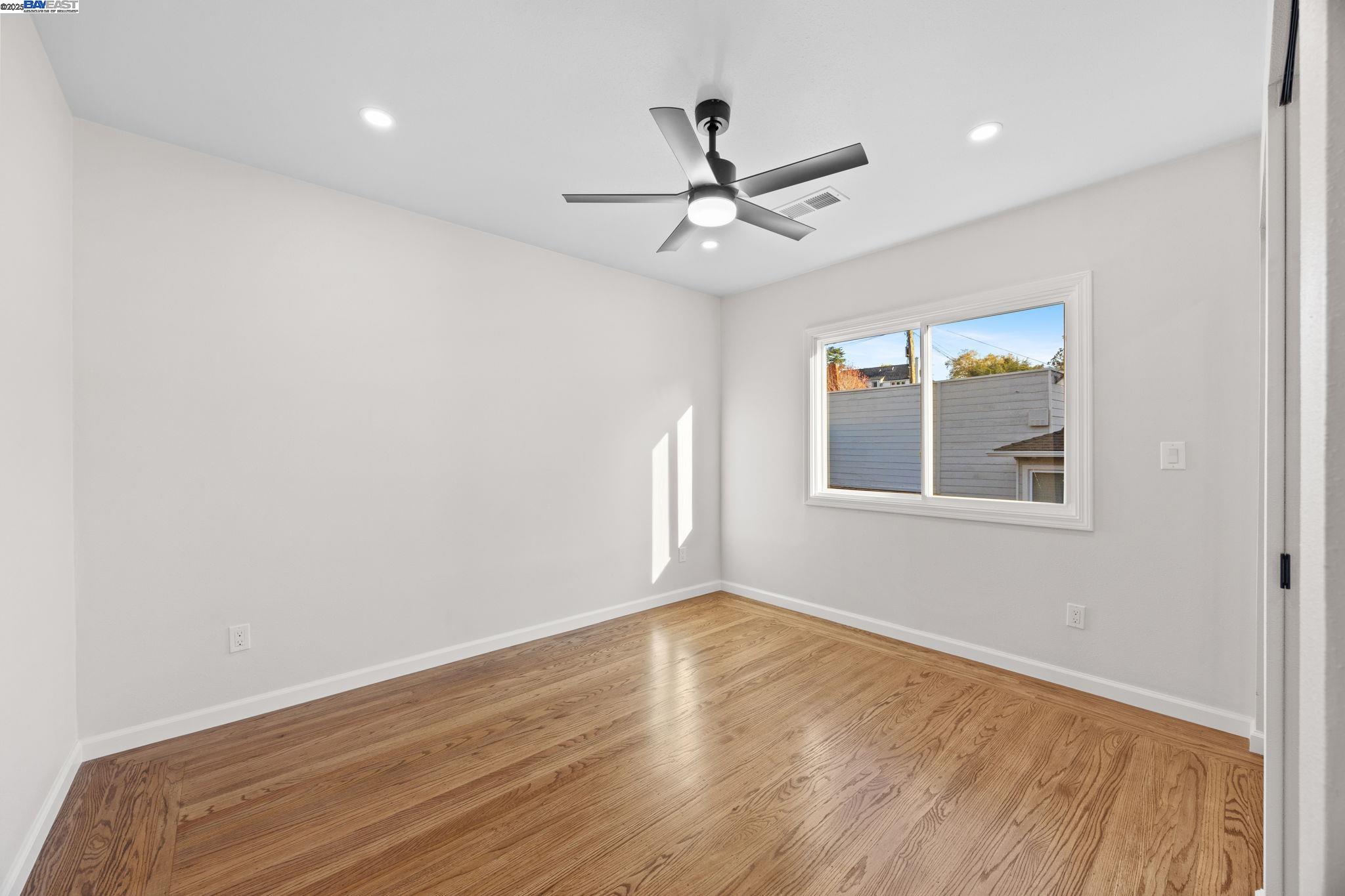 Detail Gallery Image 11 of 30 For 3449 Encina Way, Oakland,  CA 94605-4427 - 4 Beds | 2 Baths