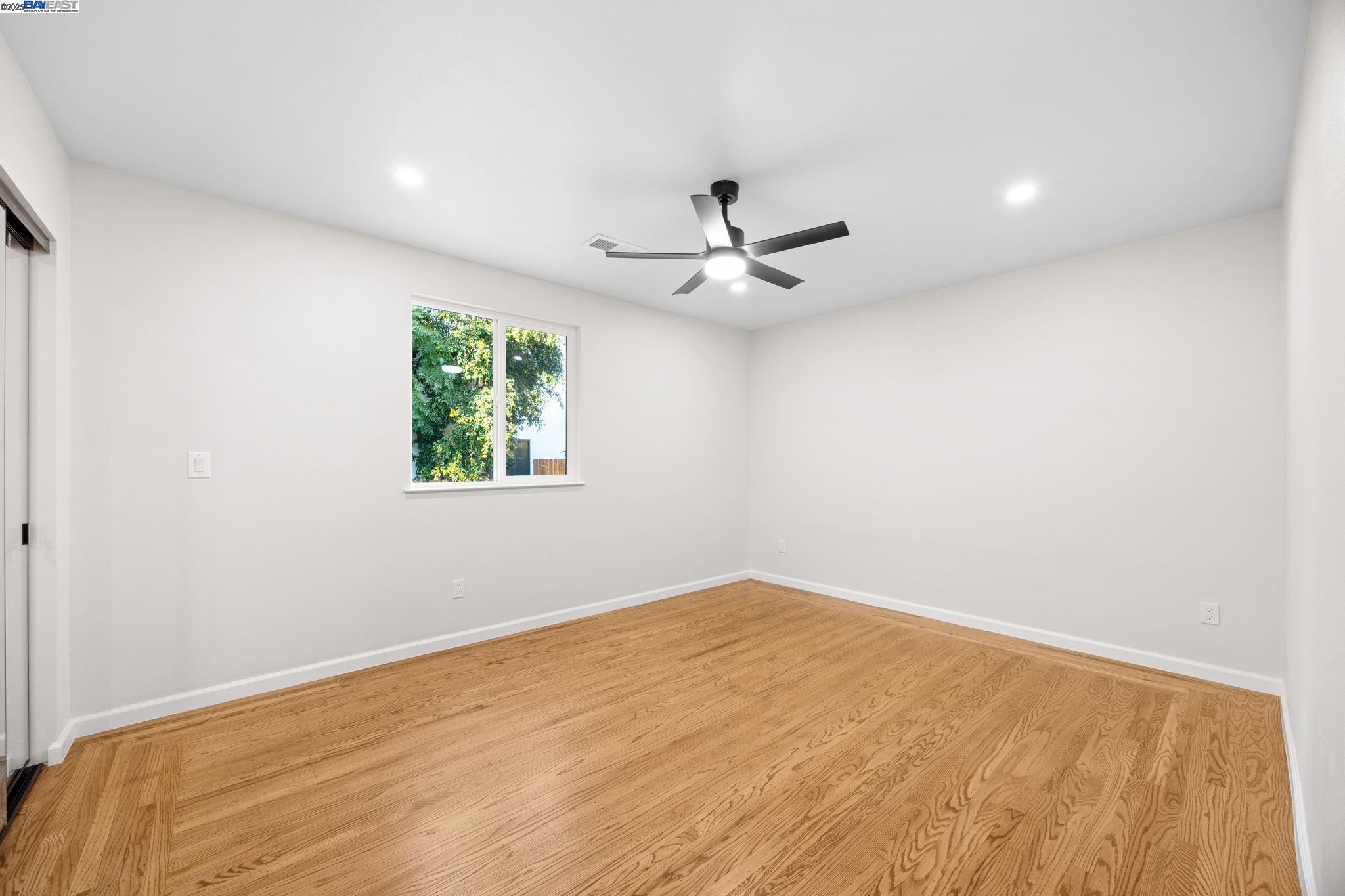 Detail Gallery Image 12 of 30 For 3449 Encina Way, Oakland,  CA 94605-4427 - 4 Beds | 2 Baths