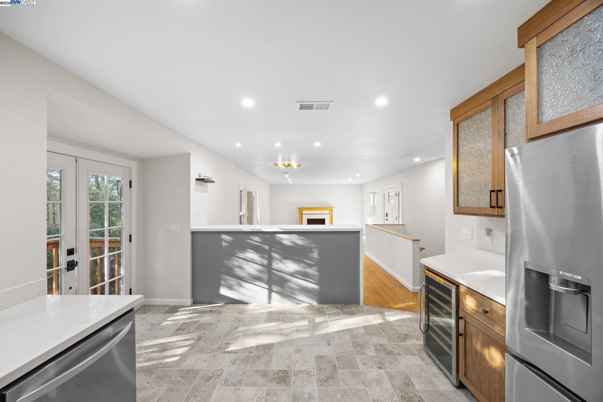 Detail Gallery Image 14 of 30 For 3449 Encina Way, Oakland,  CA 94605-4427 - 4 Beds | 2 Baths