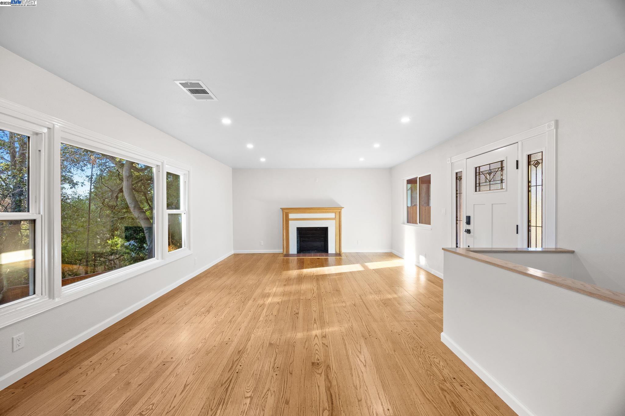 Detail Gallery Image 15 of 30 For 3449 Encina Way, Oakland,  CA 94605-4427 - 4 Beds | 2 Baths