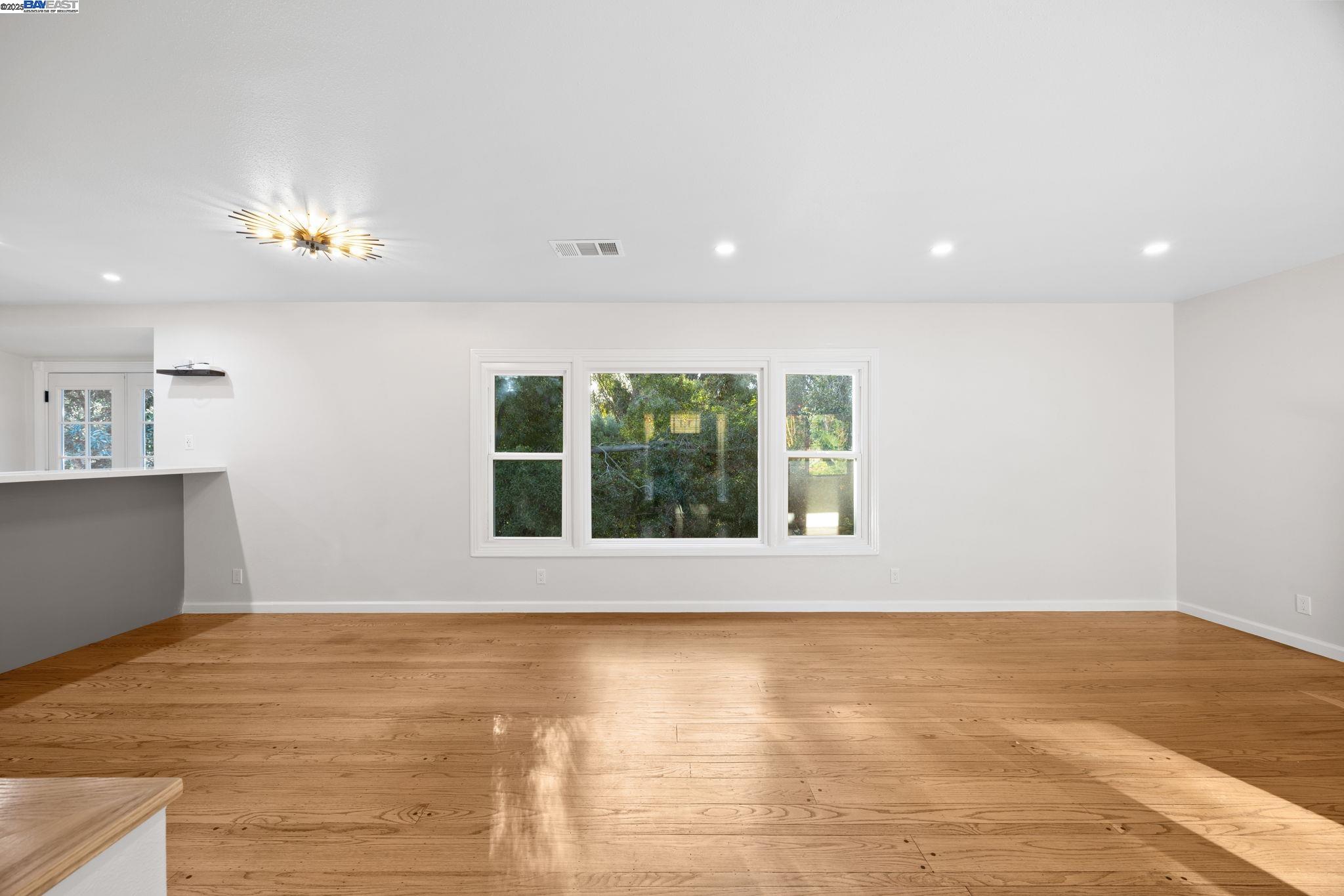 Detail Gallery Image 16 of 30 For 3449 Encina Way, Oakland,  CA 94605-4427 - 4 Beds | 2 Baths