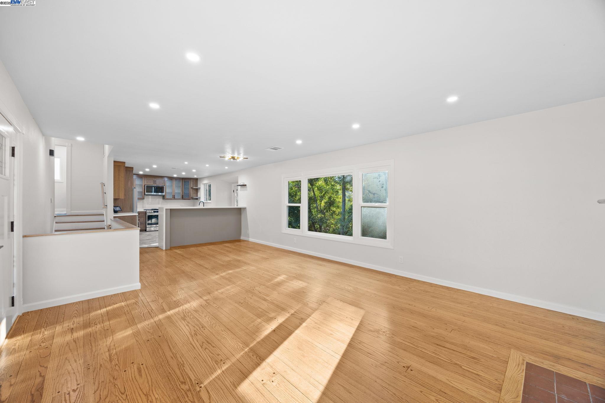 Detail Gallery Image 17 of 30 For 3449 Encina Way, Oakland,  CA 94605-4427 - 4 Beds | 2 Baths