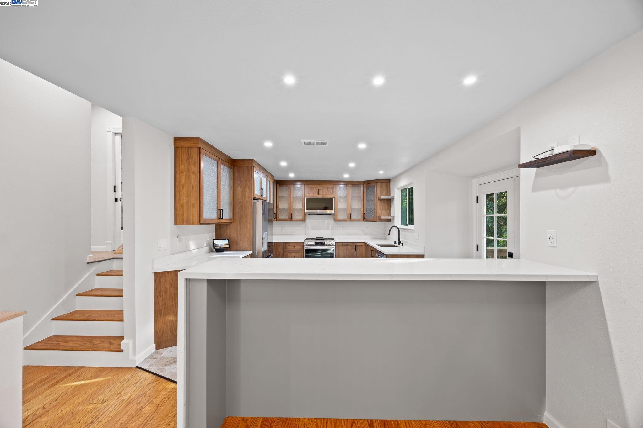 Detail Gallery Image 18 of 30 For 3449 Encina Way, Oakland,  CA 94605-4427 - 4 Beds | 2 Baths