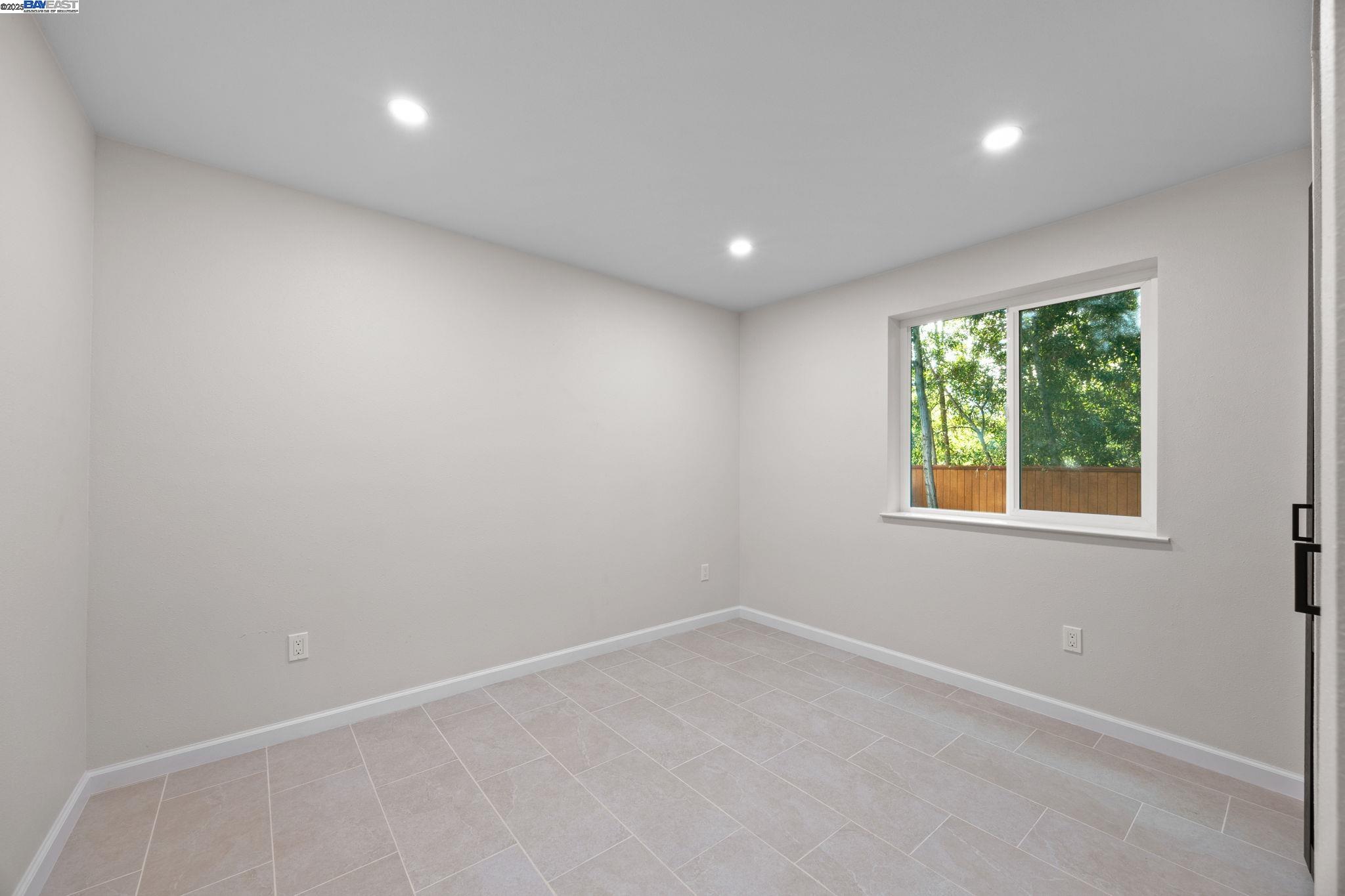 Detail Gallery Image 19 of 30 For 3449 Encina Way, Oakland,  CA 94605-4427 - 4 Beds | 2 Baths