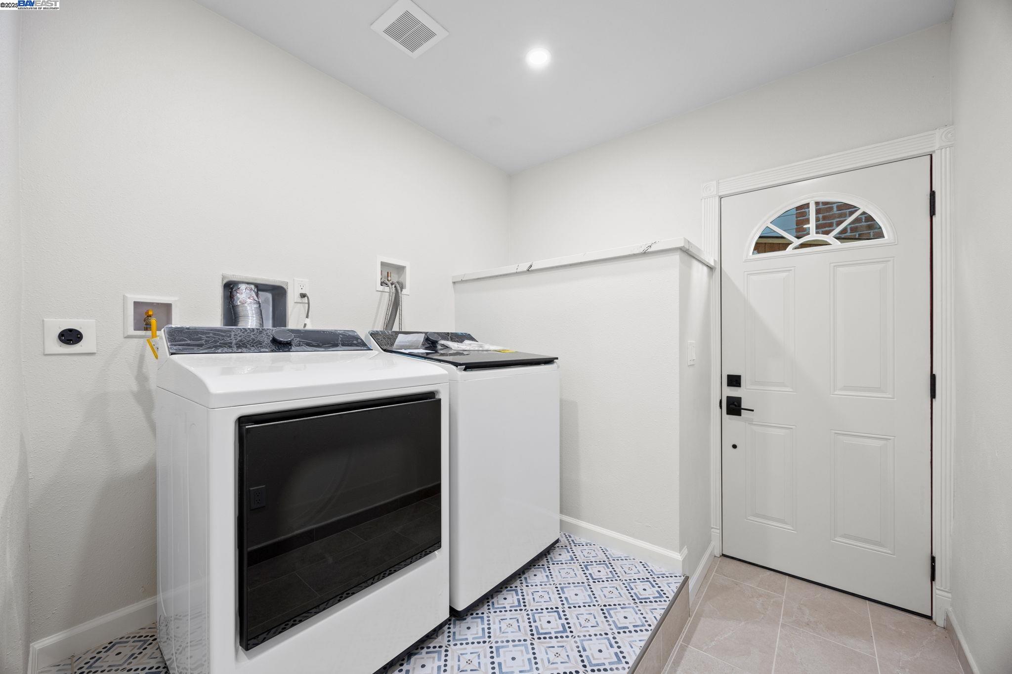 Detail Gallery Image 20 of 30 For 3449 Encina Way, Oakland,  CA 94605-4427 - 4 Beds | 2 Baths