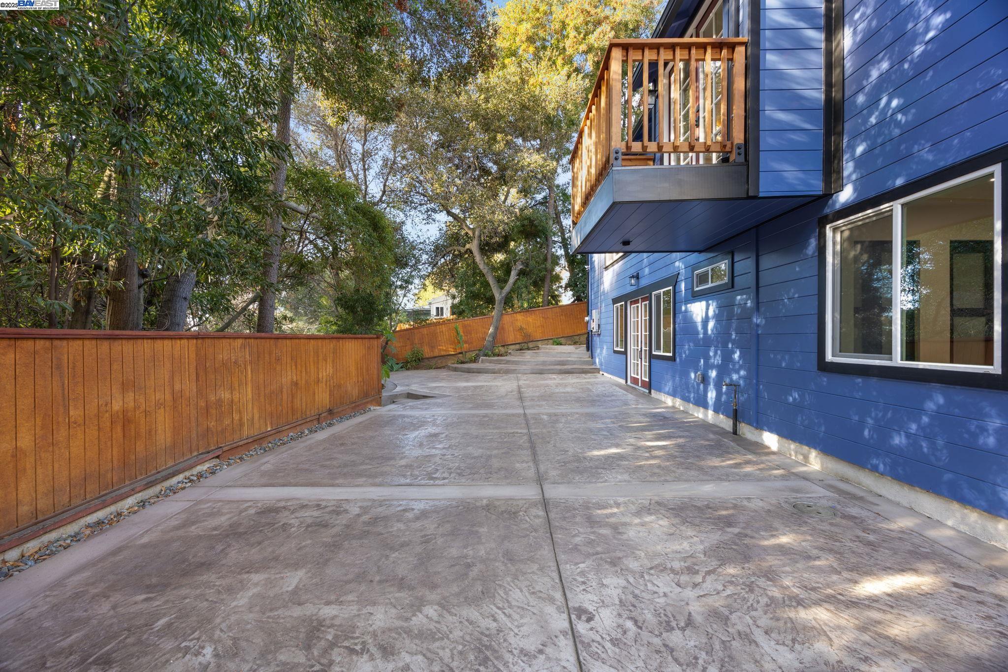 Detail Gallery Image 3 of 30 For 3449 Encina Way, Oakland,  CA 94605-4427 - 4 Beds | 2 Baths