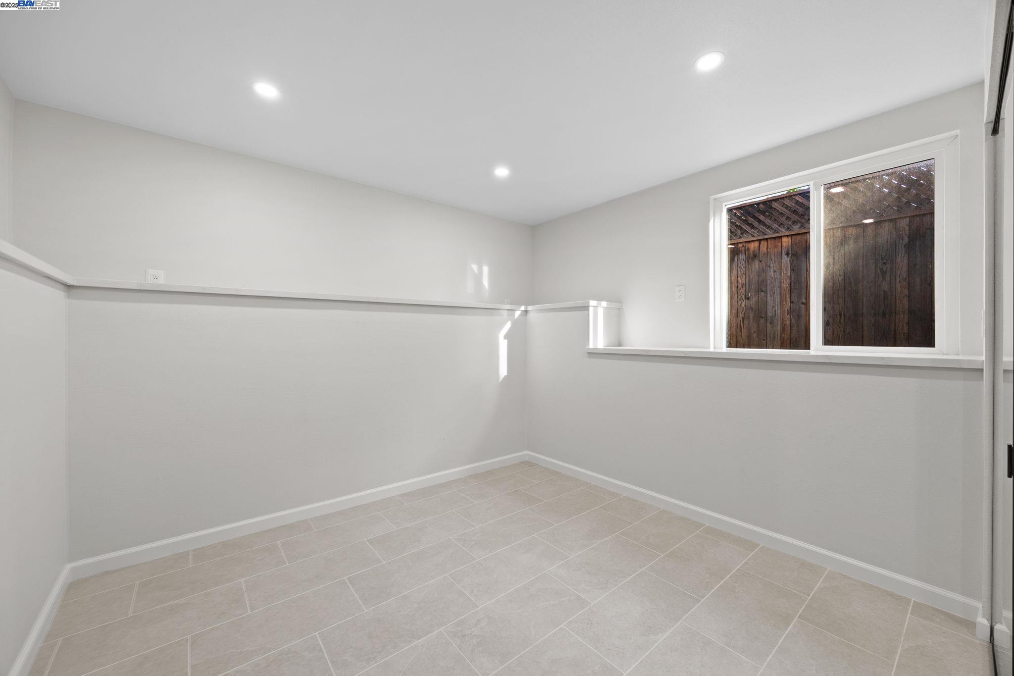 Detail Gallery Image 21 of 30 For 3449 Encina Way, Oakland,  CA 94605-4427 - 4 Beds | 2 Baths