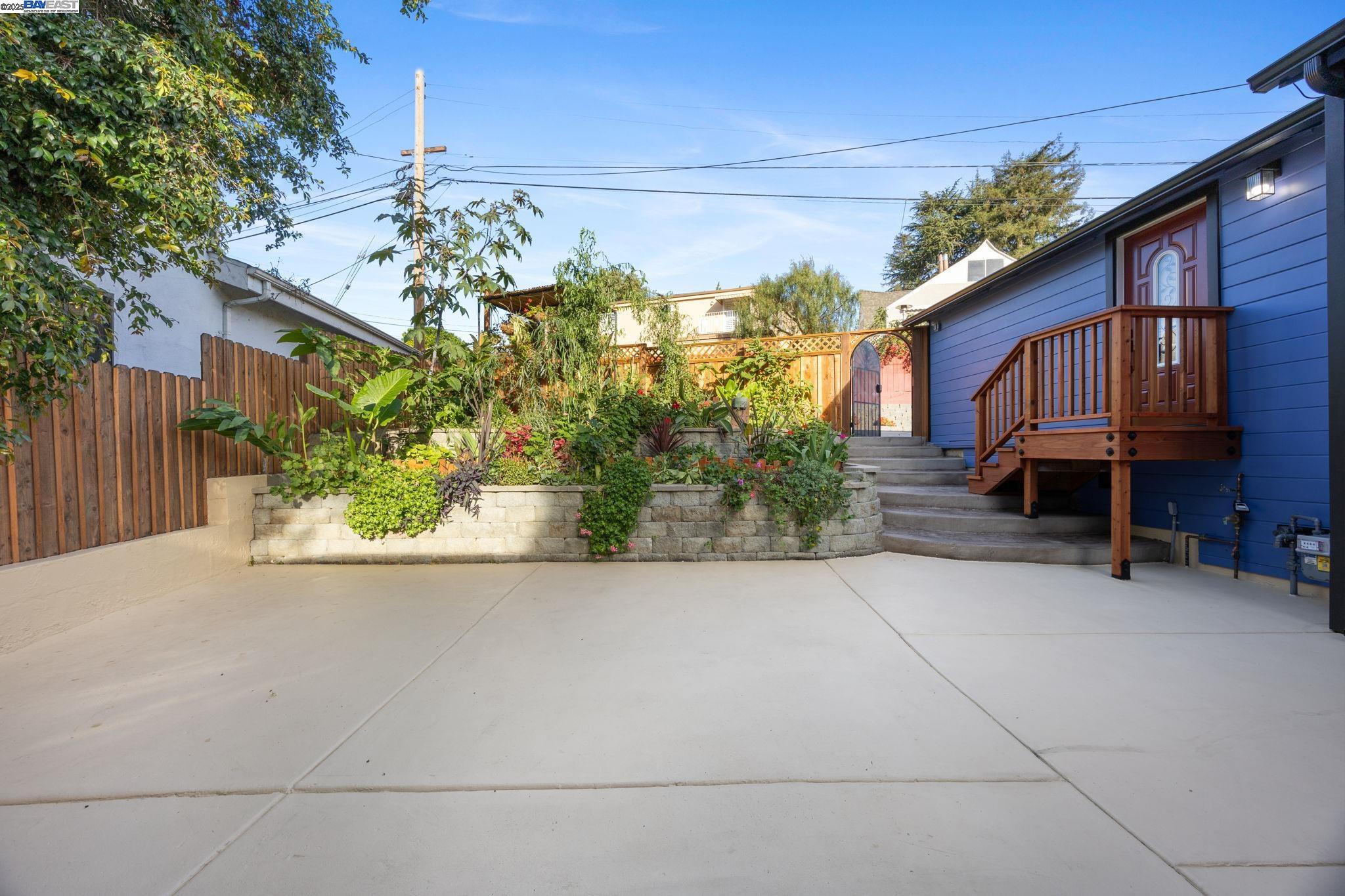 Detail Gallery Image 24 of 30 For 3449 Encina Way, Oakland,  CA 94605-4427 - 4 Beds | 2 Baths