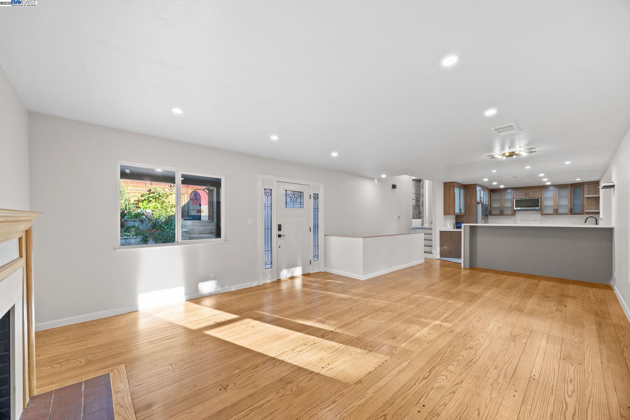 Detail Gallery Image 4 of 30 For 3449 Encina Way, Oakland,  CA 94605-4427 - 4 Beds | 2 Baths