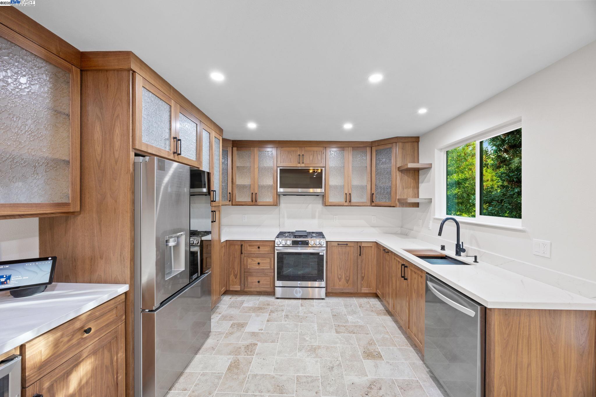 Detail Gallery Image 5 of 30 For 3449 Encina Way, Oakland,  CA 94605-4427 - 4 Beds | 2 Baths