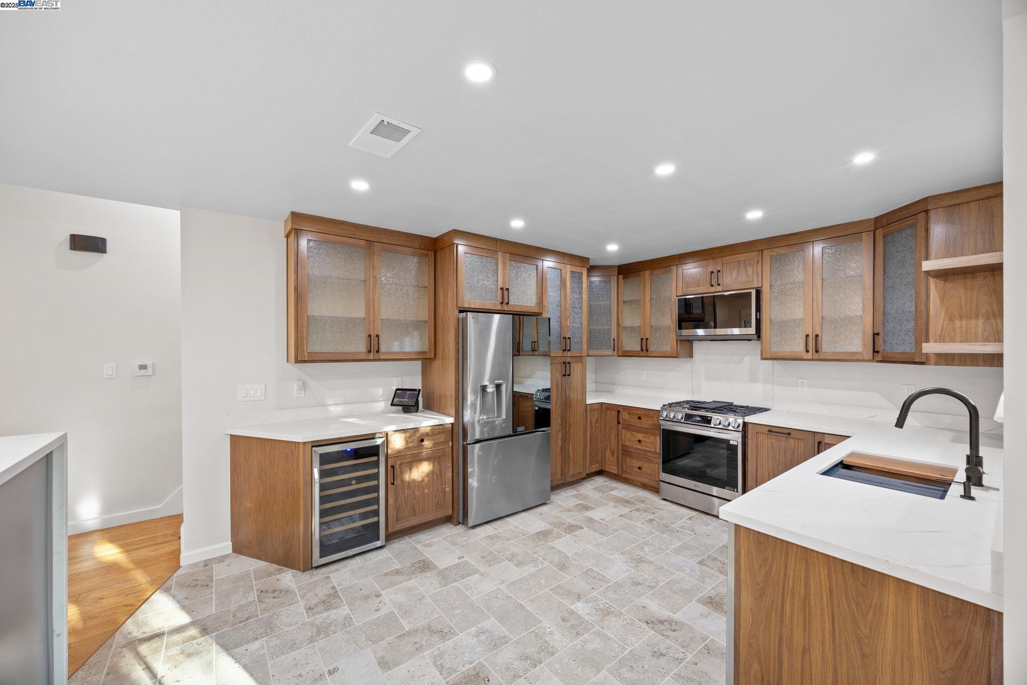 Detail Gallery Image 6 of 30 For 3449 Encina Way, Oakland,  CA 94605-4427 - 4 Beds | 2 Baths