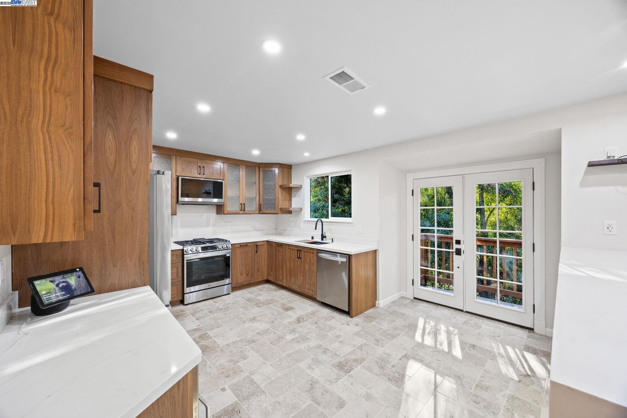 Detail Gallery Image 7 of 30 For 3449 Encina Way, Oakland,  CA 94605-4427 - 4 Beds | 2 Baths