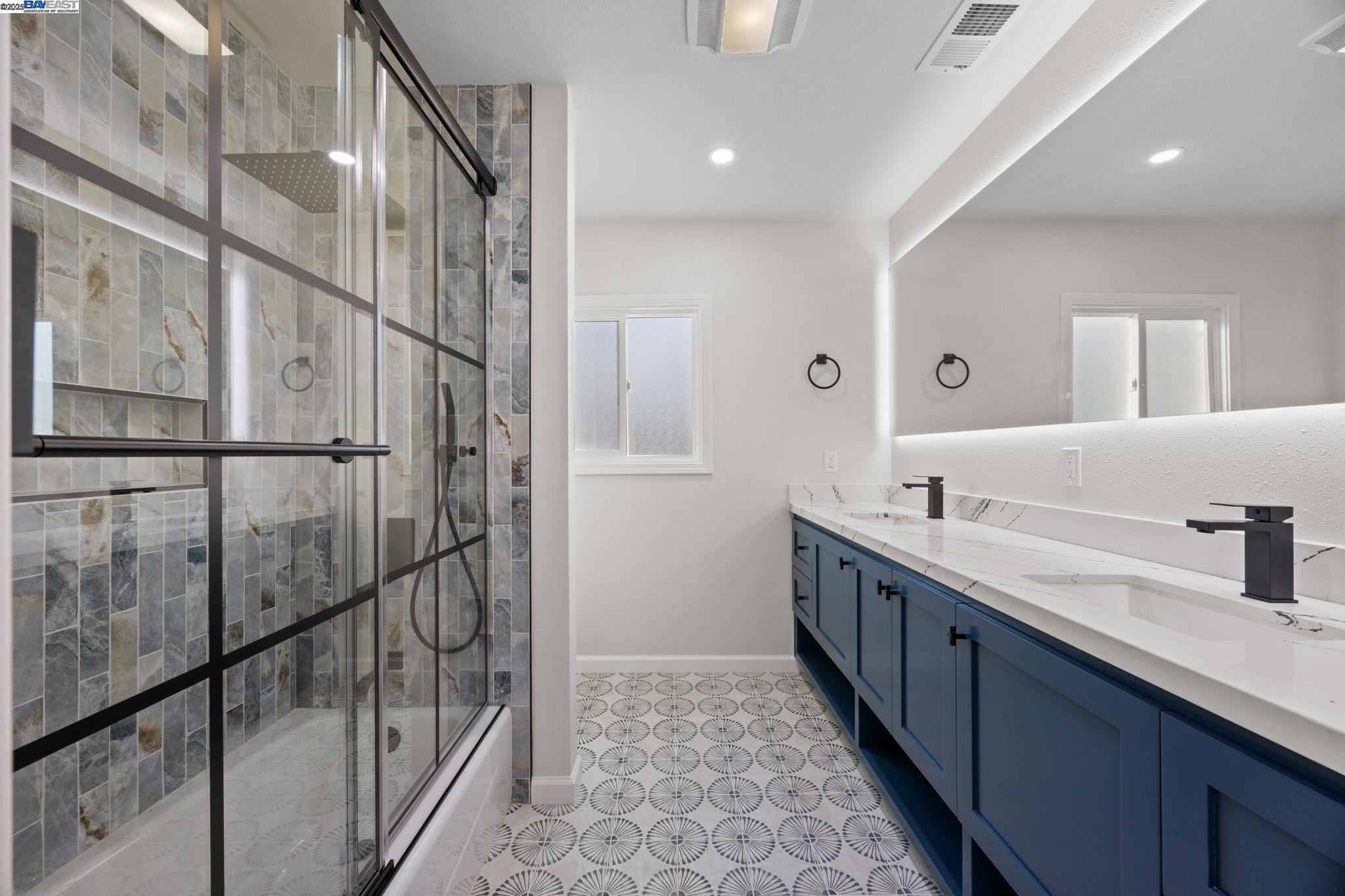 Detail Gallery Image 8 of 30 For 3449 Encina Way, Oakland,  CA 94605-4427 - 4 Beds | 2 Baths