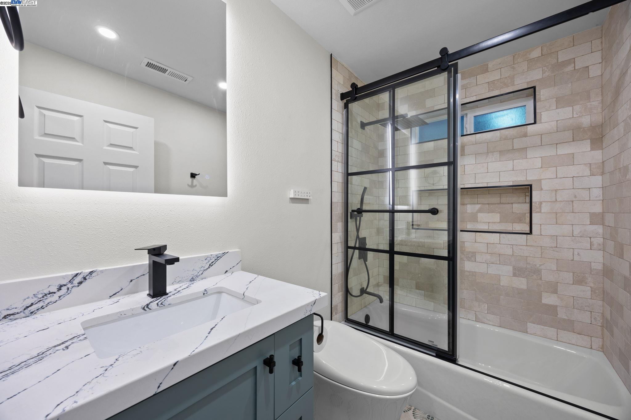 Detail Gallery Image 9 of 30 For 3449 Encina Way, Oakland,  CA 94605-4427 - 4 Beds | 2 Baths