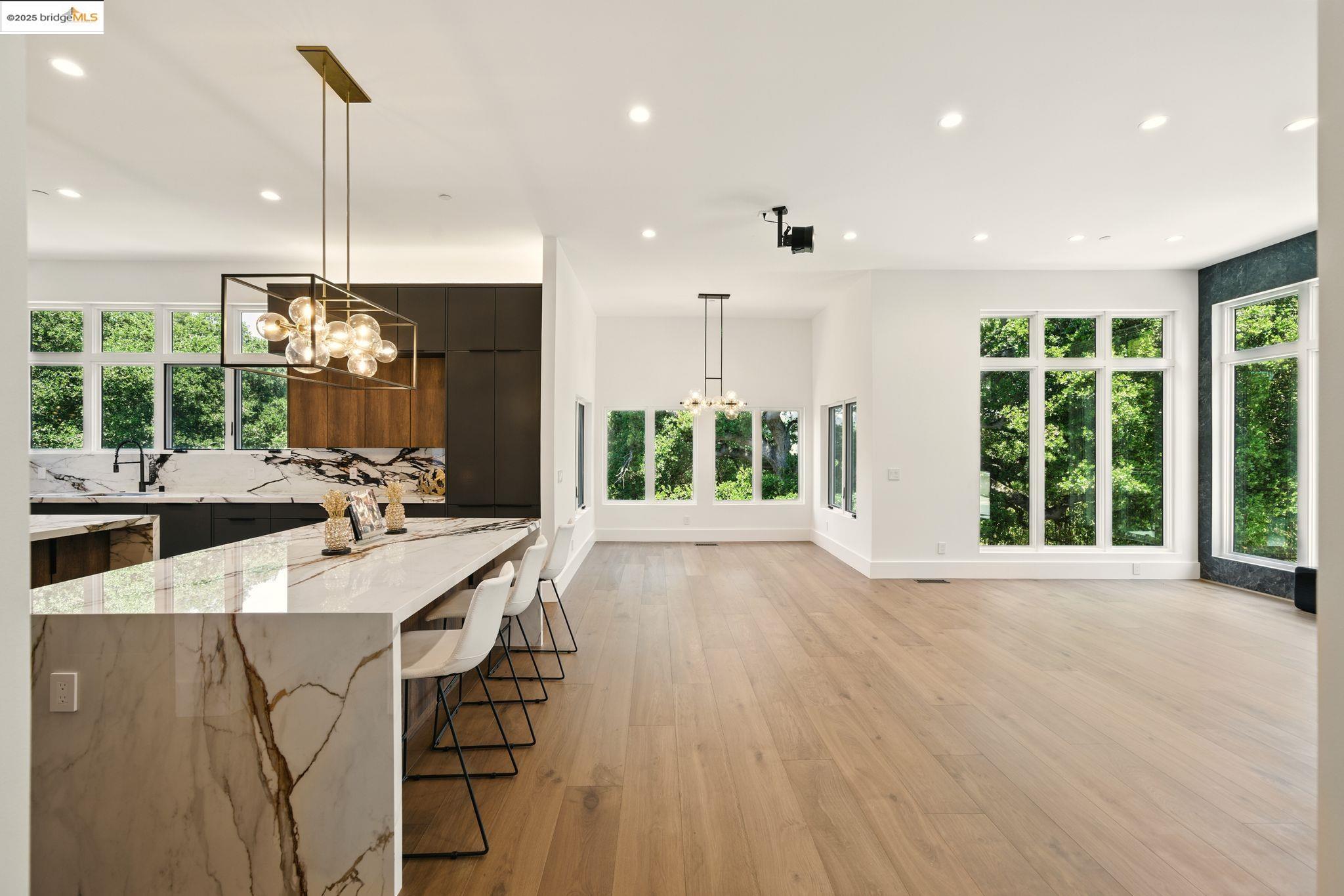 Detail Gallery Image 13 of 55 For 13462 Campus Drive, Oakland,  CA 94619 - 5 Beds | 5/2 Baths