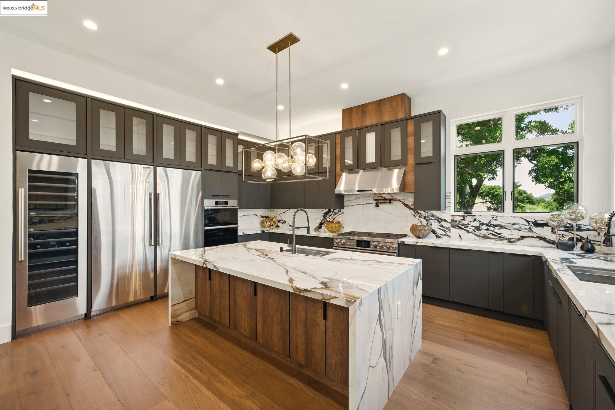 Detail Gallery Image 14 of 55 For 13462 Campus Drive, Oakland,  CA 94619 - 5 Beds | 5/2 Baths