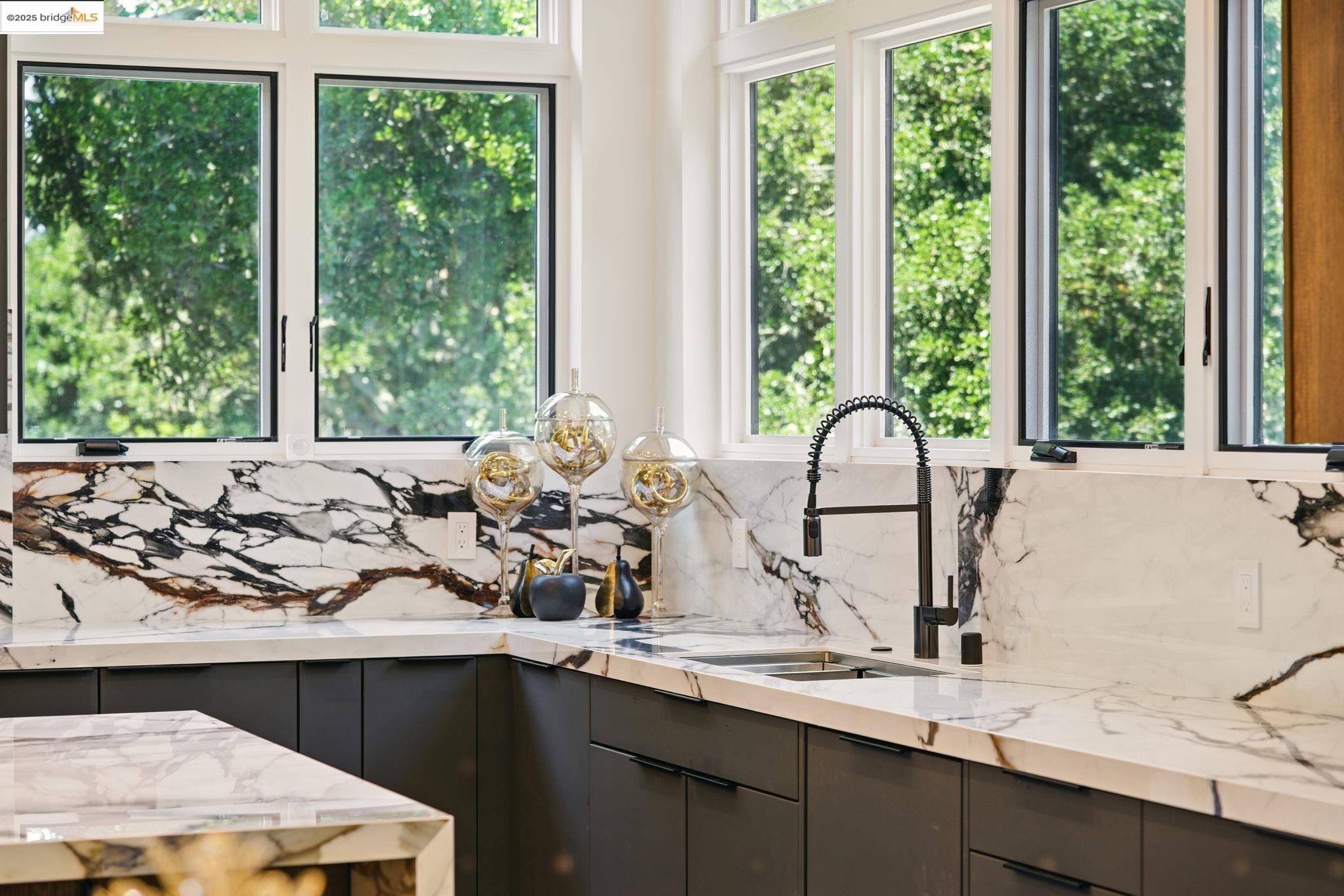 Detail Gallery Image 15 of 55 For 13462 Campus Drive, Oakland,  CA 94619 - 5 Beds | 5/2 Baths