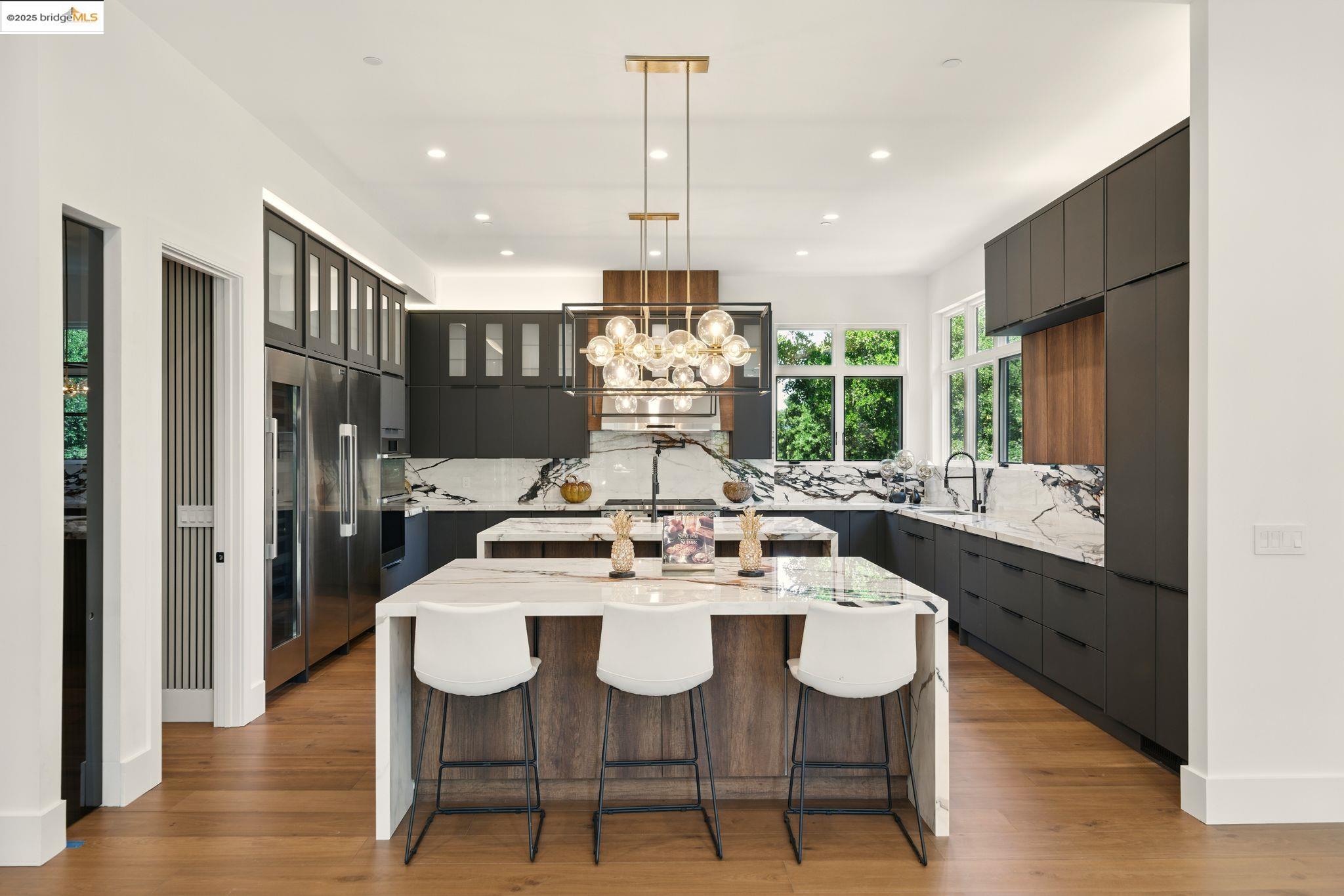 Detail Gallery Image 16 of 55 For 13462 Campus Drive, Oakland,  CA 94619 - 5 Beds | 5/2 Baths