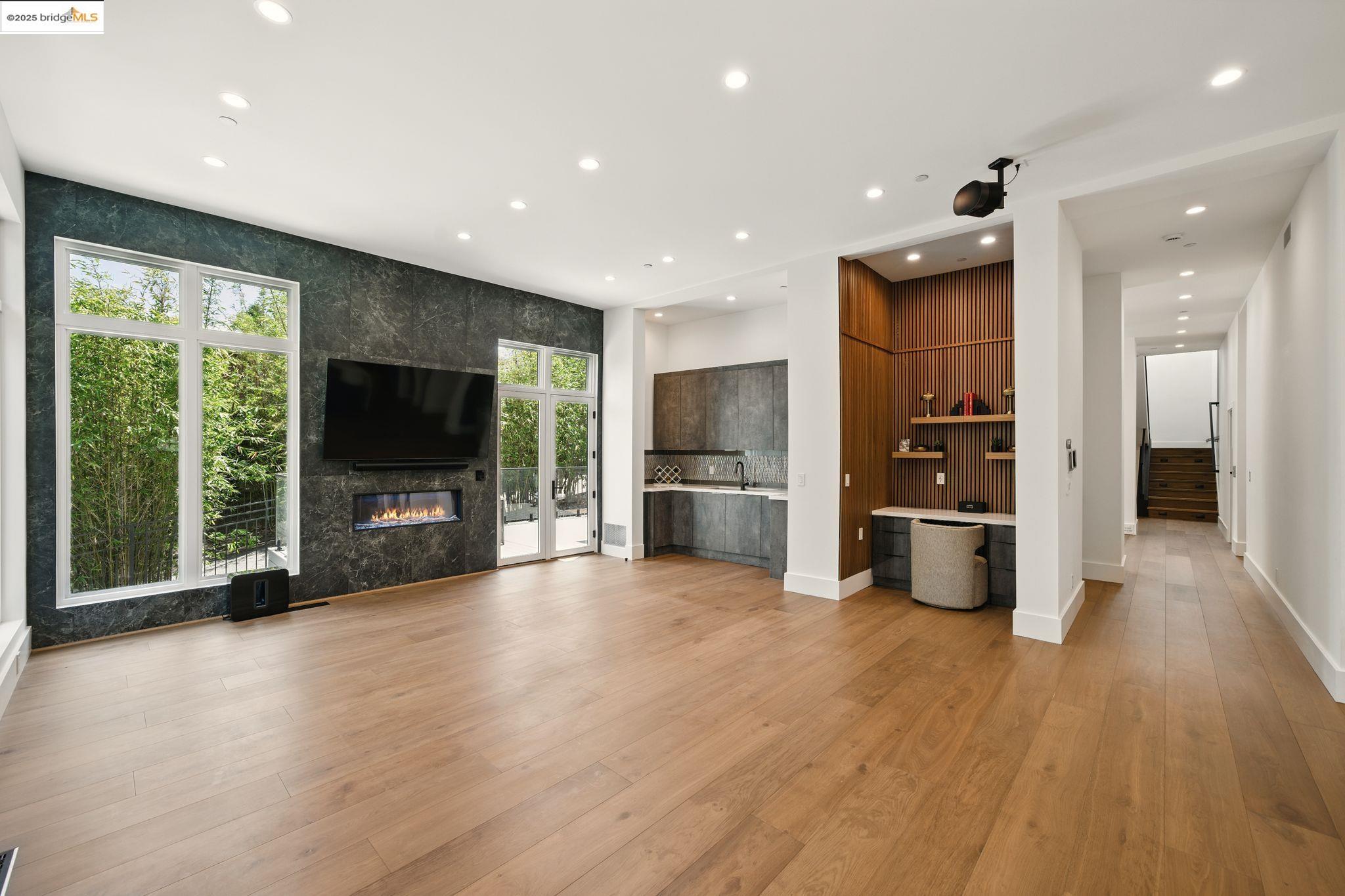 Detail Gallery Image 18 of 55 For 13462 Campus Drive, Oakland,  CA 94619 - 5 Beds | 5/2 Baths