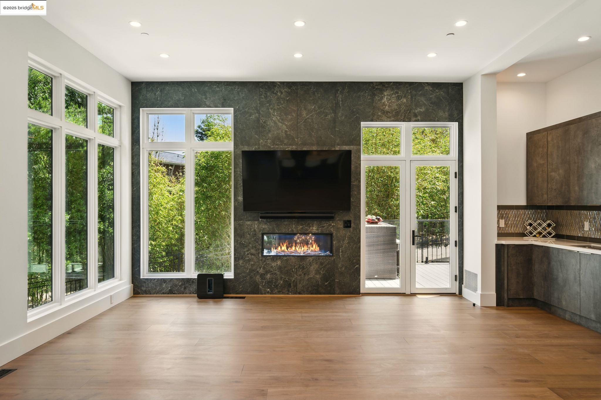 Detail Gallery Image 19 of 55 For 13462 Campus Drive, Oakland,  CA 94619 - 5 Beds | 5/2 Baths