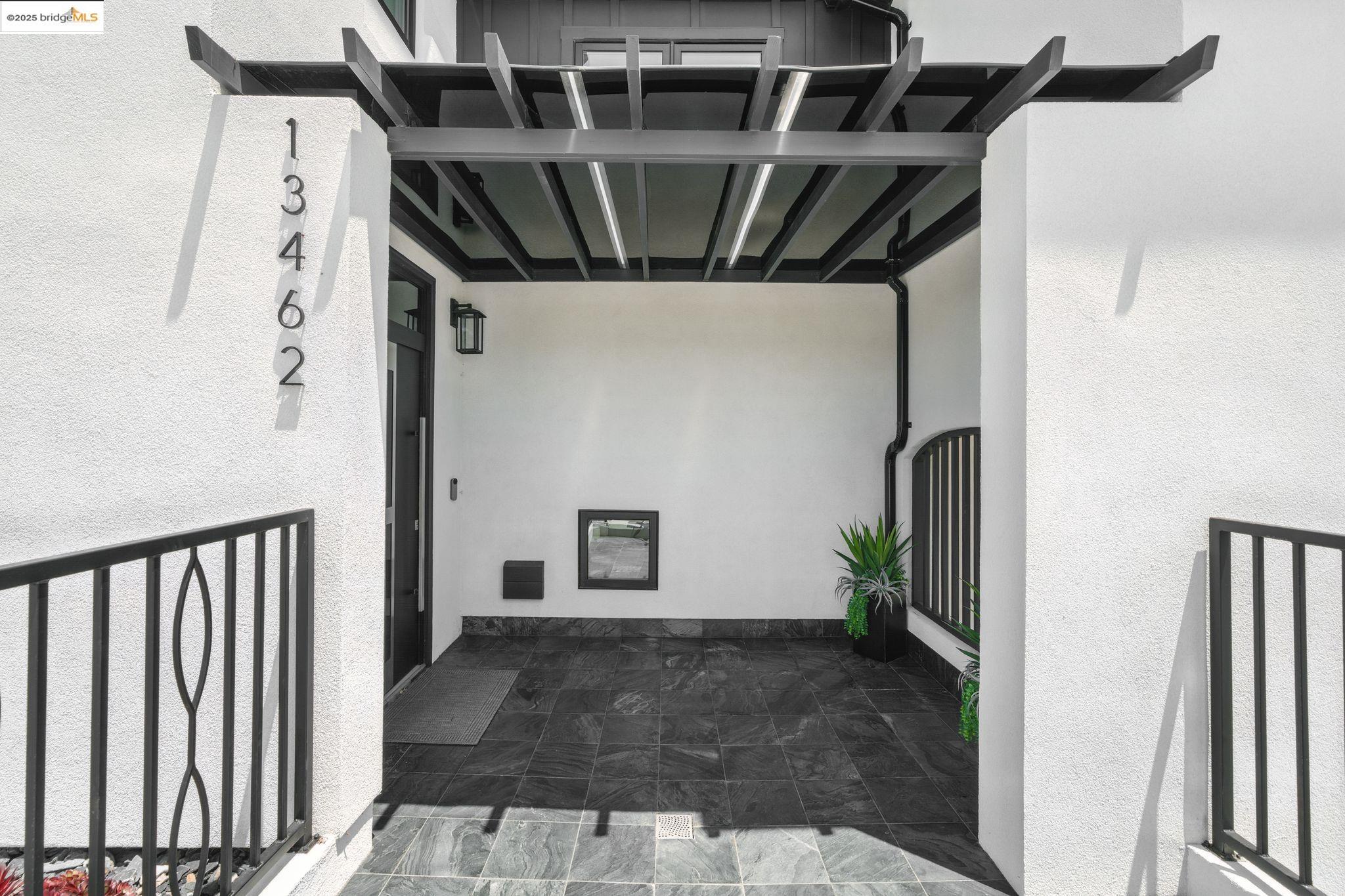 Detail Gallery Image 3 of 55 For 13462 Campus Drive, Oakland,  CA 94619 - 5 Beds | 5/2 Baths