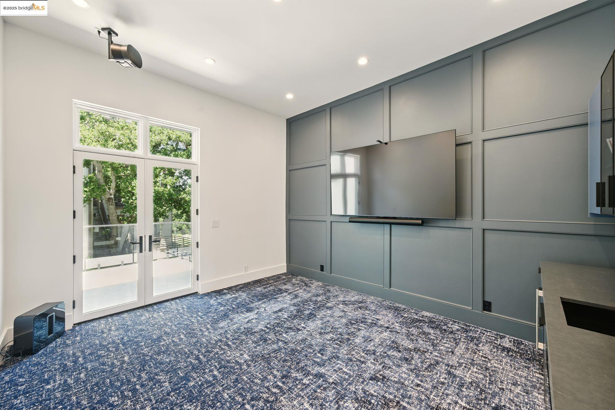 Detail Gallery Image 22 of 55 For 13462 Campus Drive, Oakland,  CA 94619 - 5 Beds | 5/2 Baths