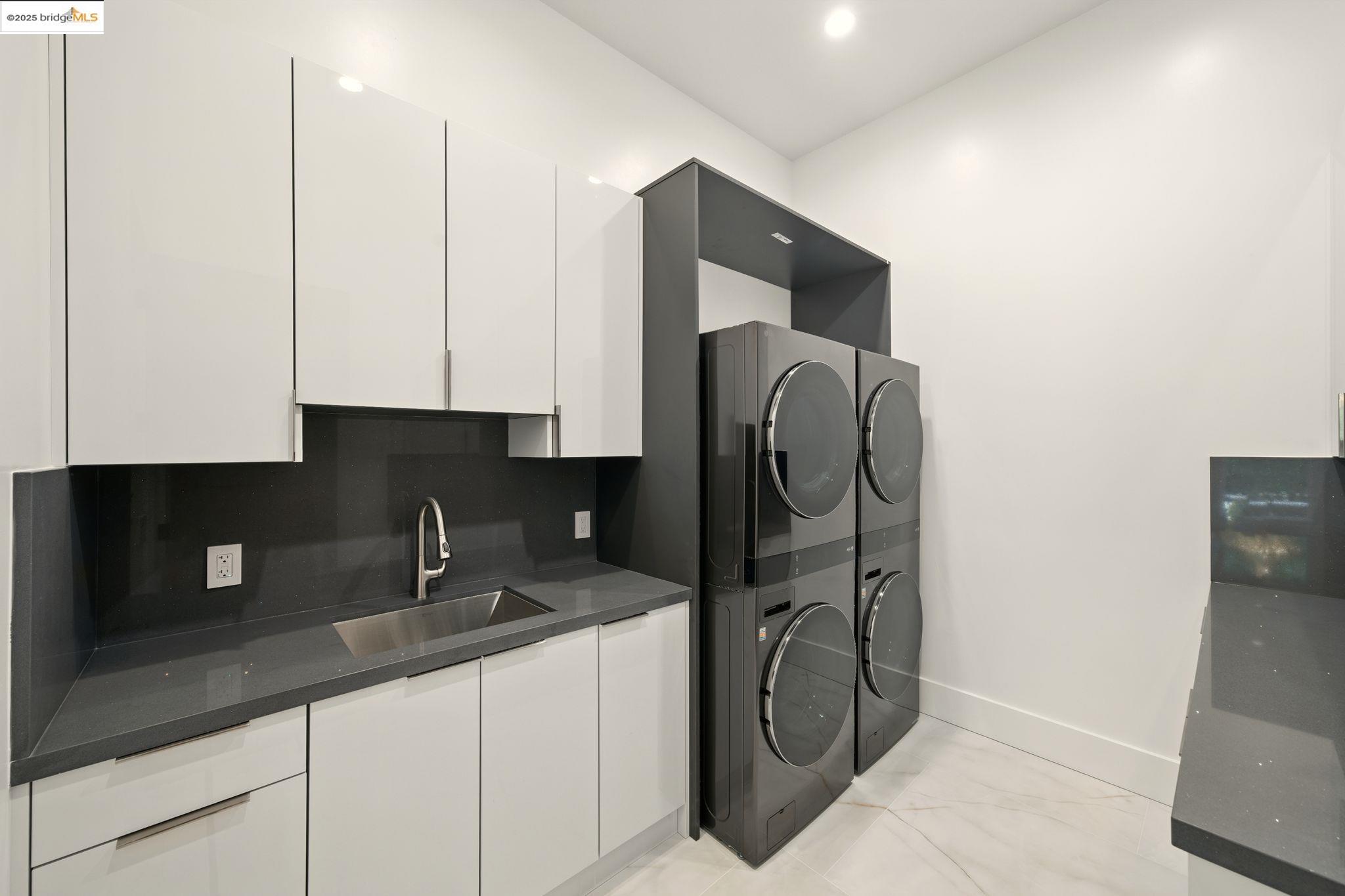 Detail Gallery Image 25 of 55 For 13462 Campus Drive, Oakland,  CA 94619 - 5 Beds | 5/2 Baths