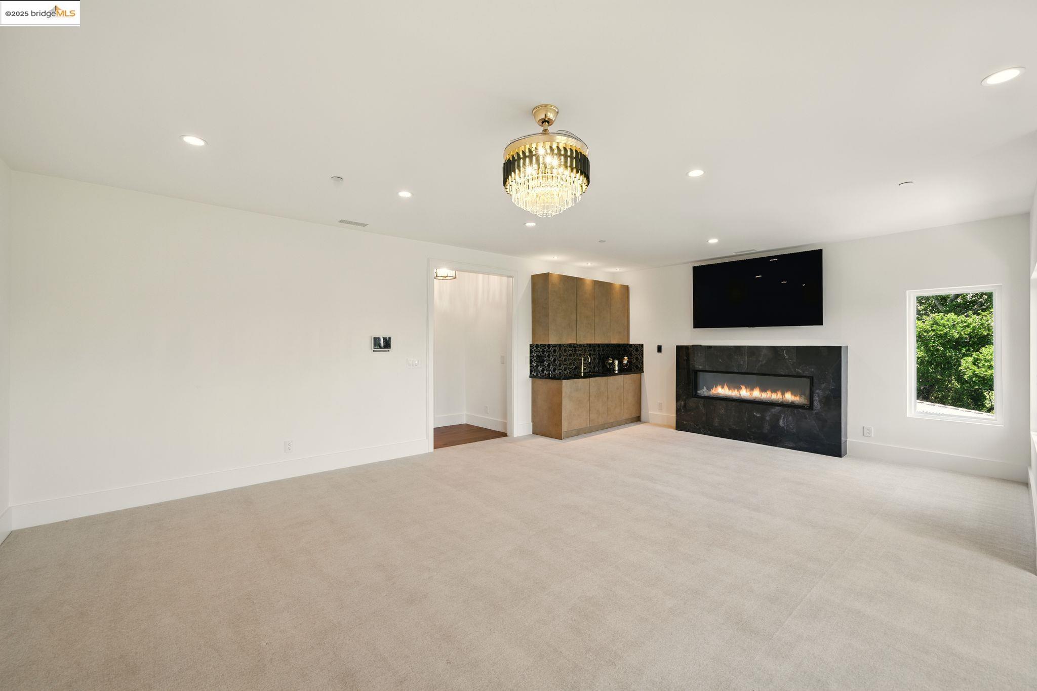 Detail Gallery Image 29 of 55 For 13462 Campus Drive, Oakland,  CA 94619 - 5 Beds | 5/2 Baths