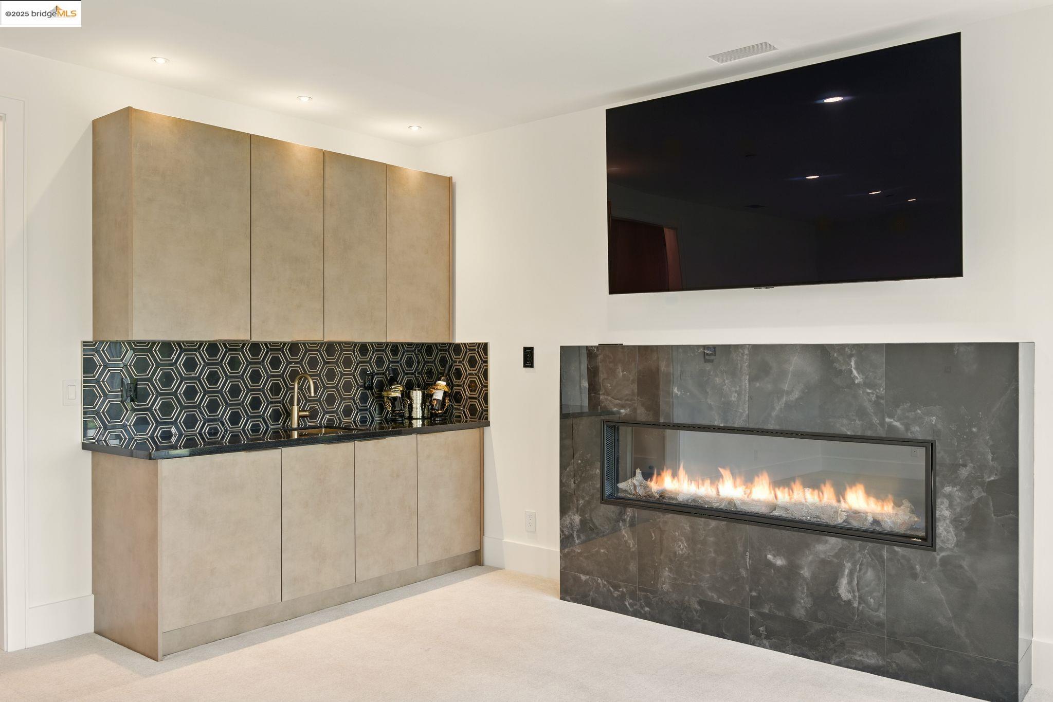 Detail Gallery Image 30 of 55 For 13462 Campus Drive, Oakland,  CA 94619 - 5 Beds | 5/2 Baths