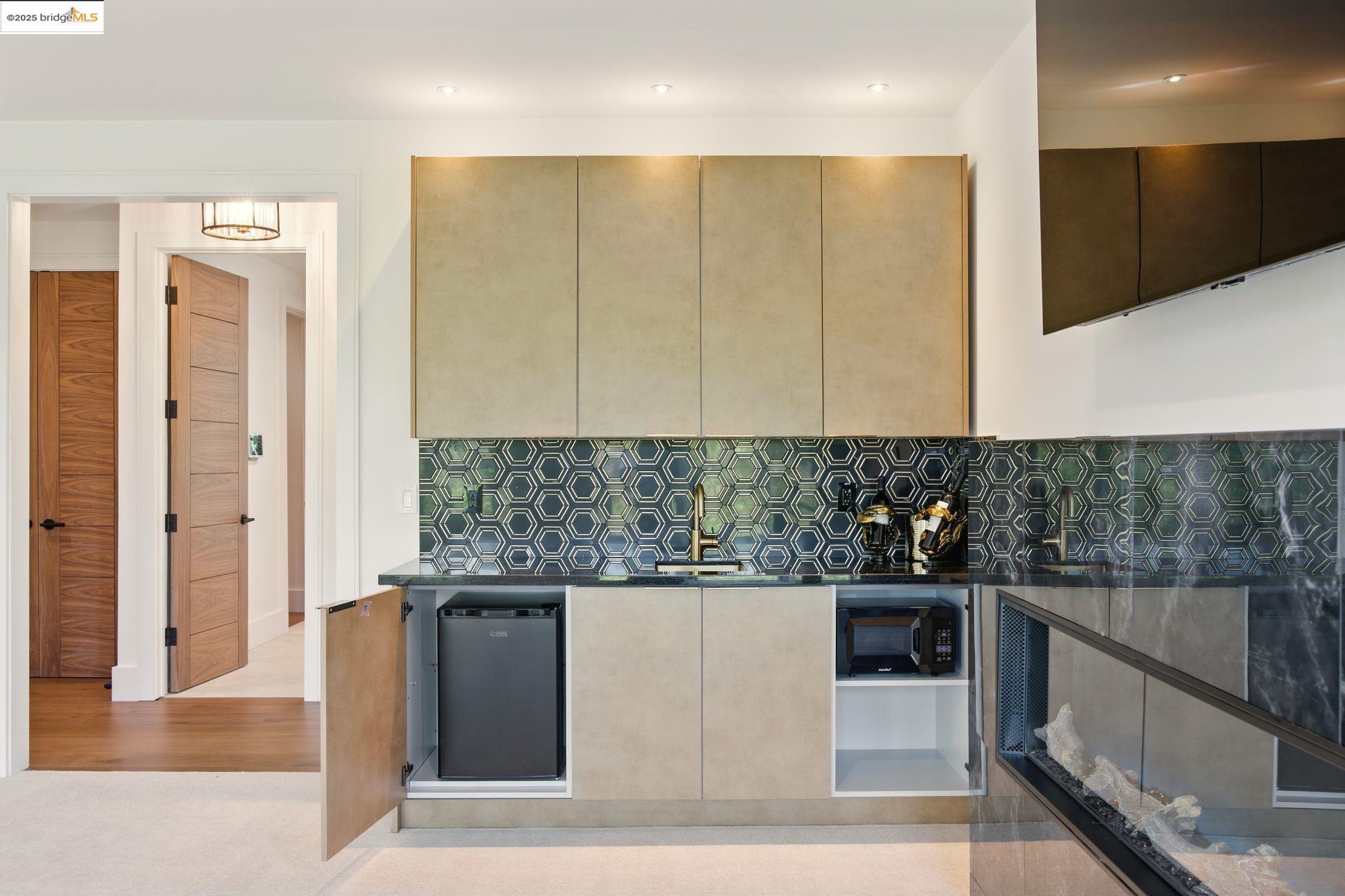 Detail Gallery Image 31 of 55 For 13462 Campus Drive, Oakland,  CA 94619 - 5 Beds | 5/2 Baths