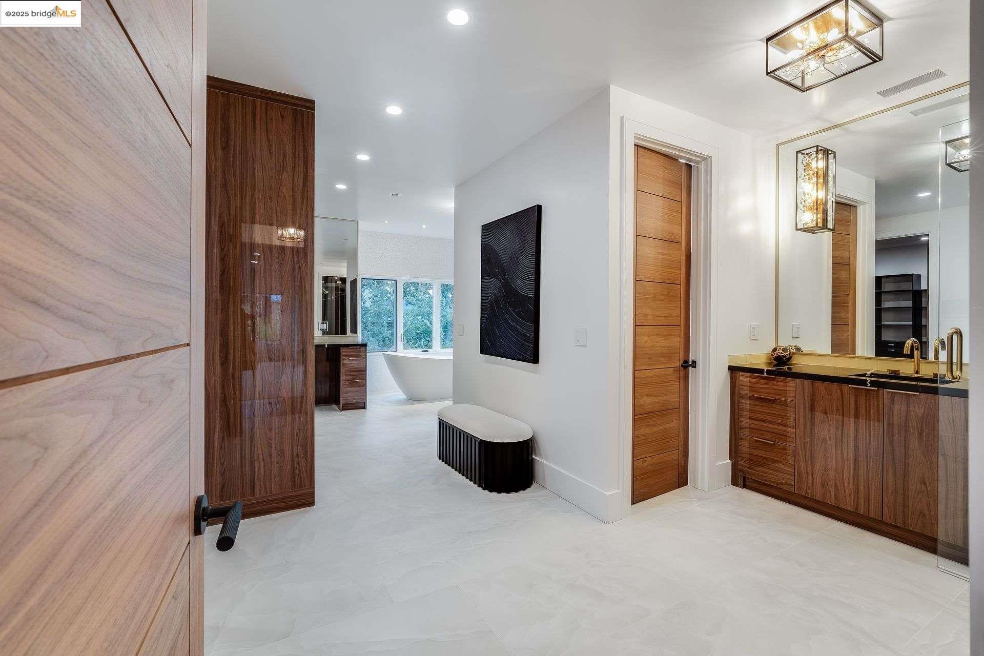 Detail Gallery Image 34 of 55 For 13462 Campus Drive, Oakland,  CA 94619 - 5 Beds | 5/2 Baths