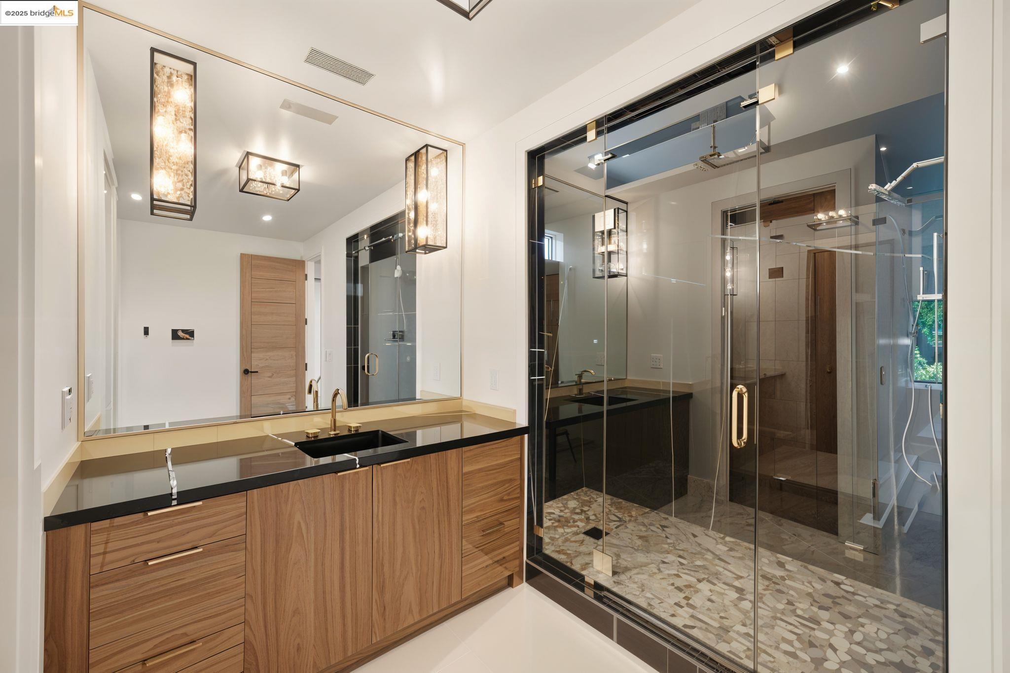 Detail Gallery Image 35 of 55 For 13462 Campus Drive, Oakland,  CA 94619 - 5 Beds | 5/2 Baths